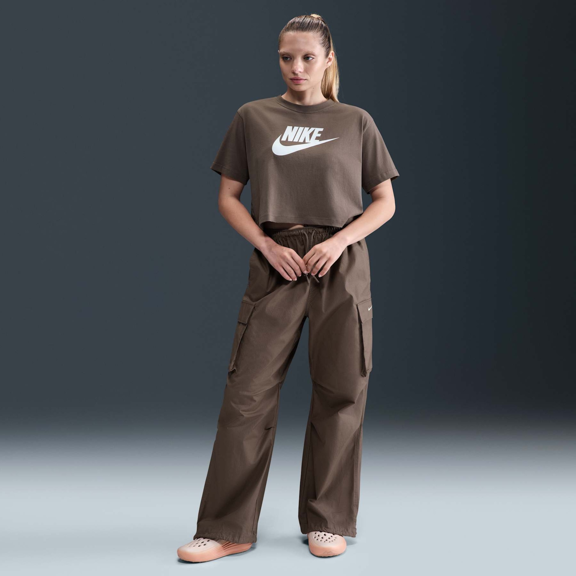 Camiseta Nike Sportswear Essential Feminina - Foto 4