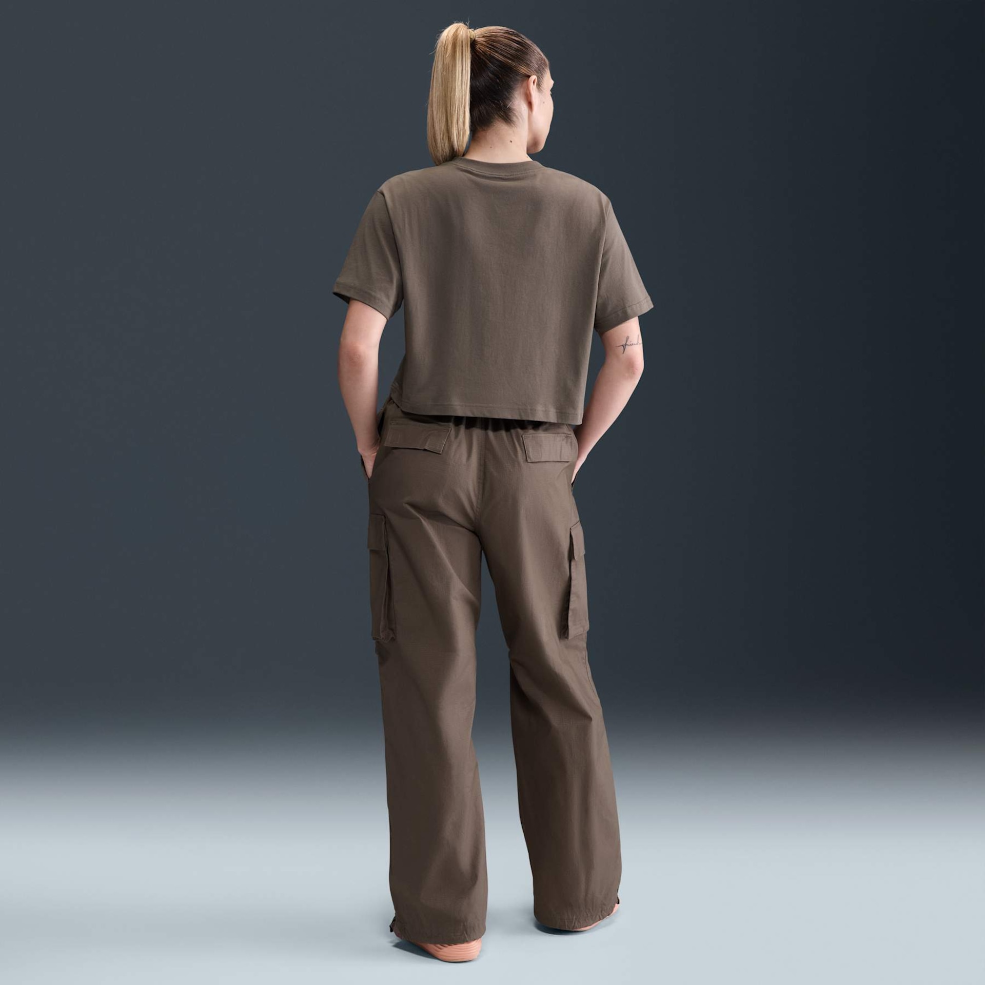 Camiseta Nike Sportswear Essential Feminina - Foto 5