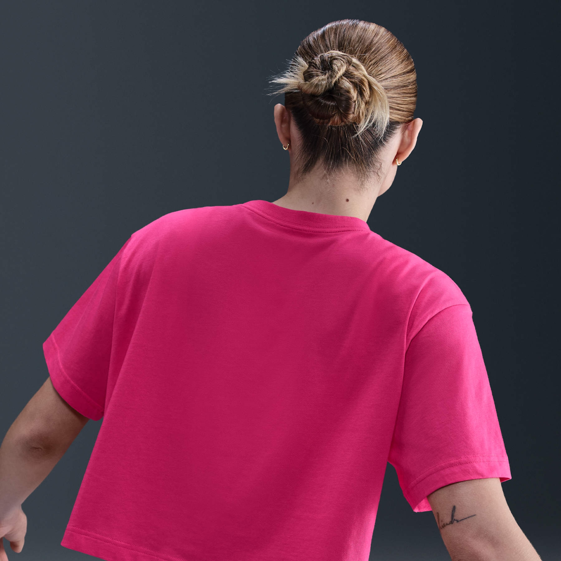 Camiseta Nike Sportswear Essential Feminina - Foto 2