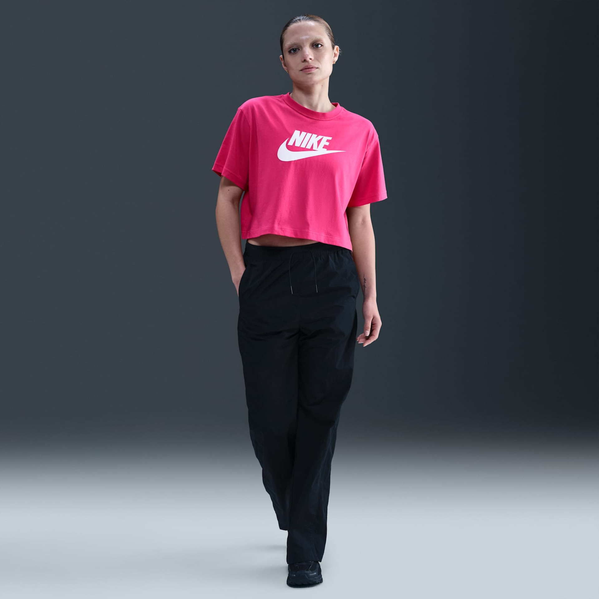 Camiseta Nike Sportswear Essential Feminina - Foto 3