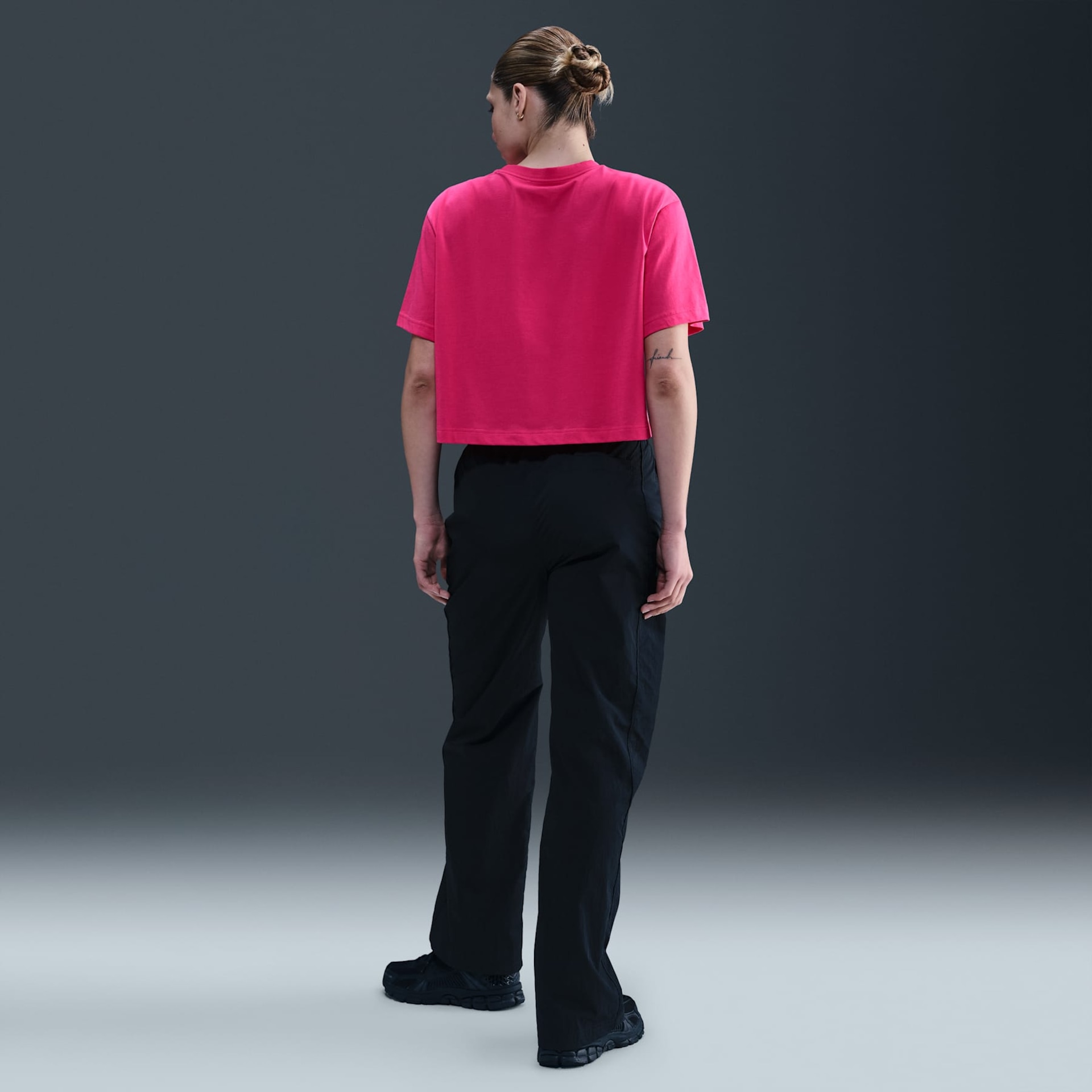 Camiseta Nike Sportswear Essential Feminina - Foto 4