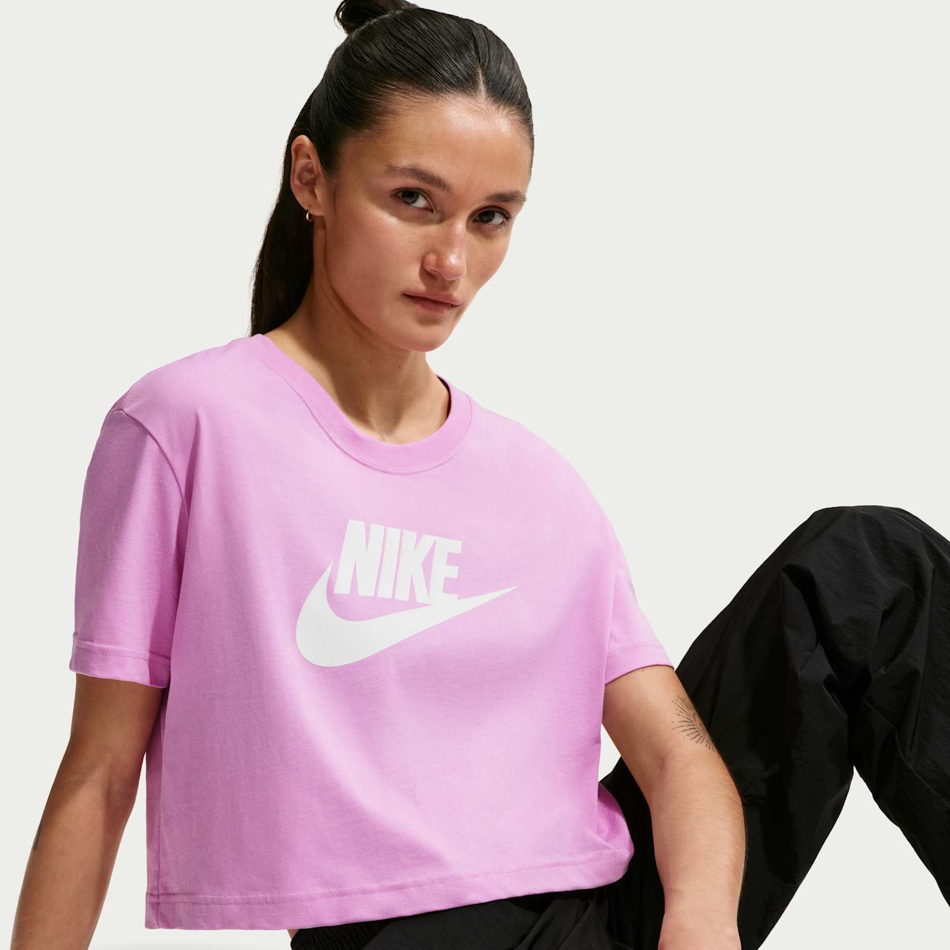 Camiseta Nike Sportswear Essential Feminina - Foto 3