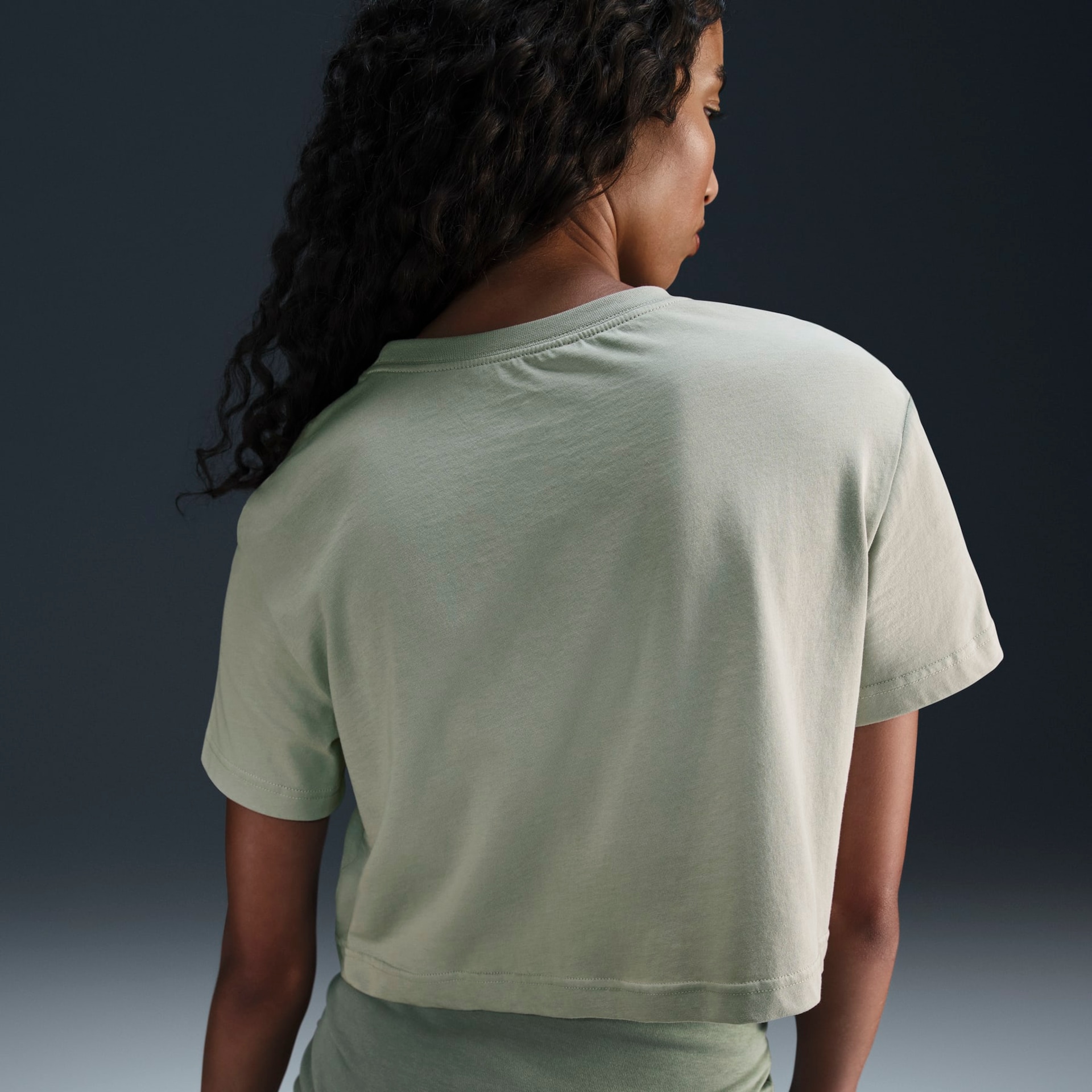 Camiseta Nike Sportswear Essential Feminina - Foto 2