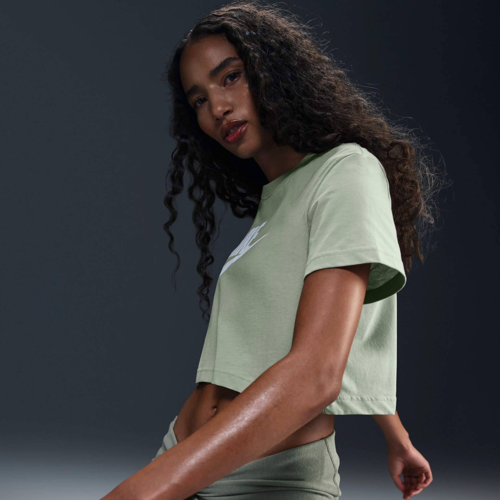 Camiseta Nike Sportswear Essential Feminina - Foto 3