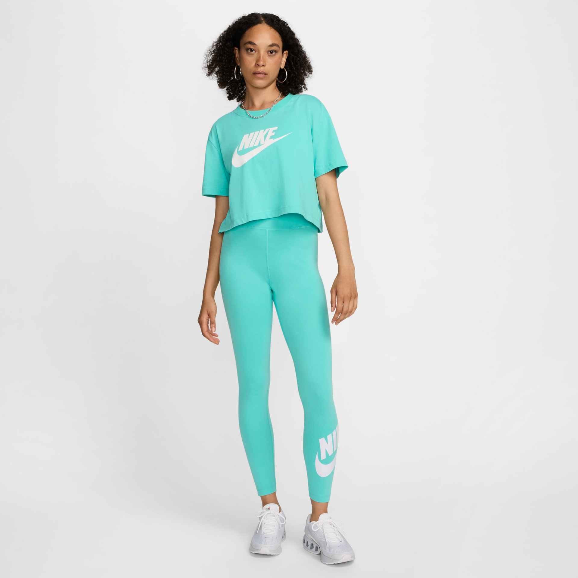 Camiseta Nike Sportswear Essential Feminina - Foto 4