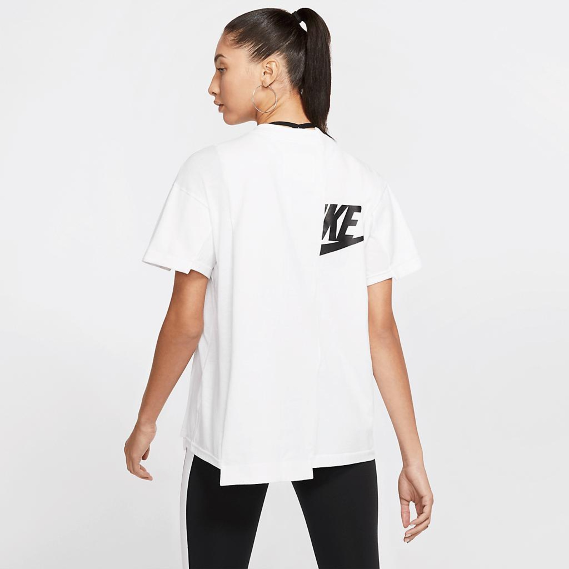 Camiseta Nike x Sacai Feminina - Foto 2