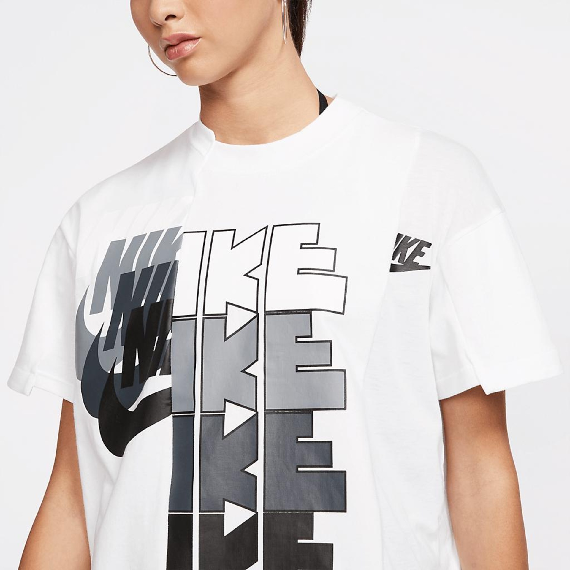 Camiseta Nike x Sacai Feminina - Foto 3