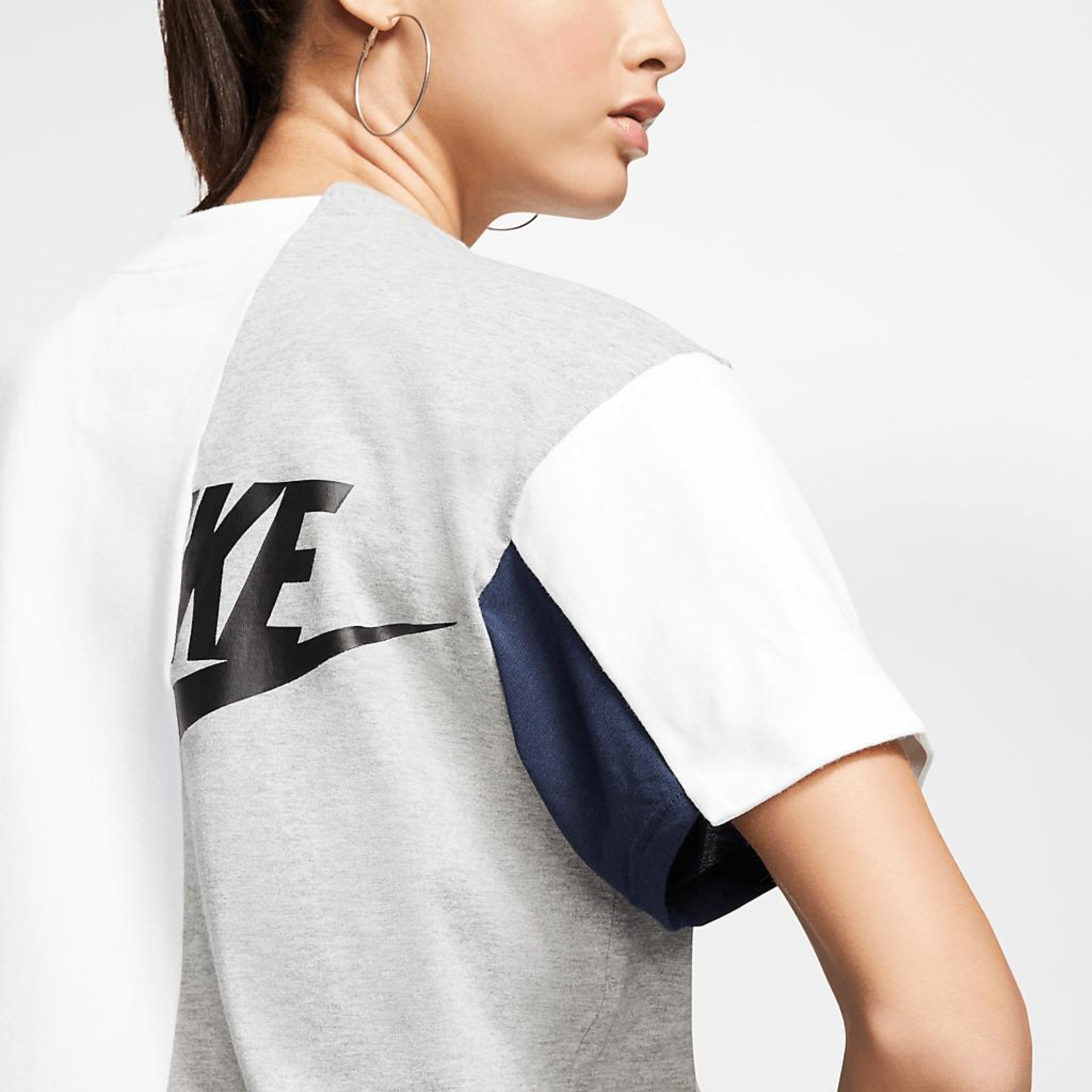 Camiseta Nike x Sacai Feminina - Foto 4