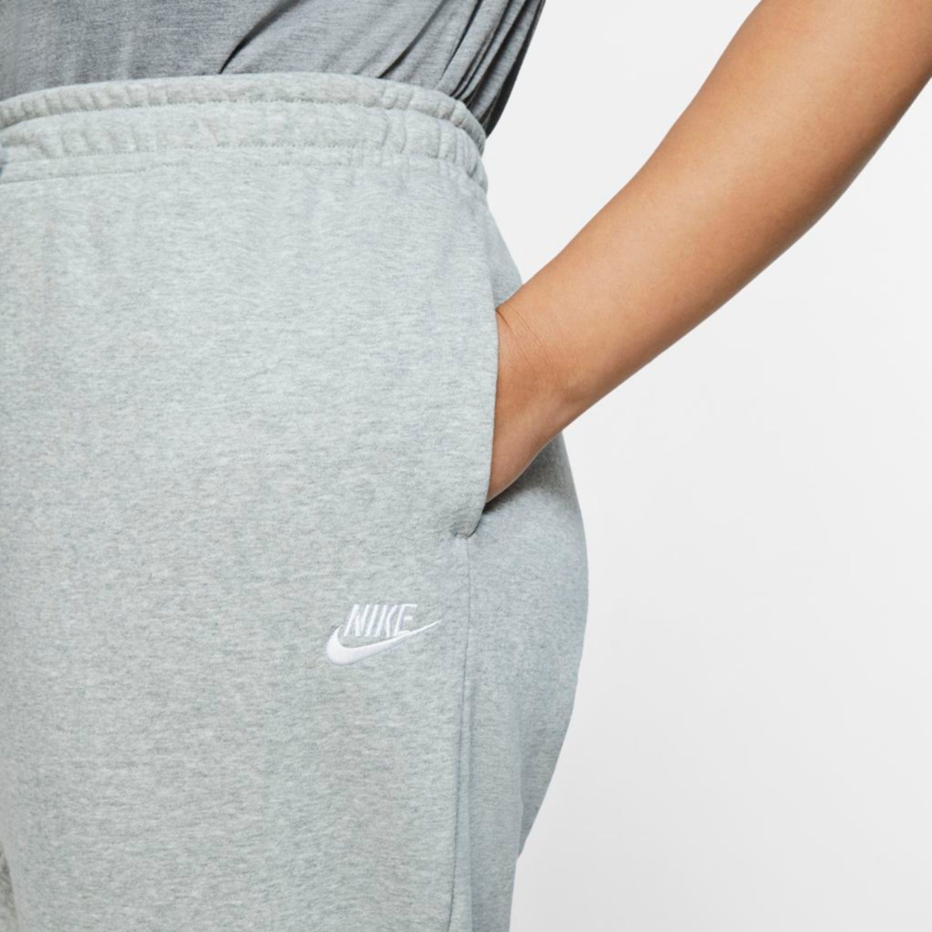 Plus Size - Calça Nike Sportswear Essential Feminina - Foto 4