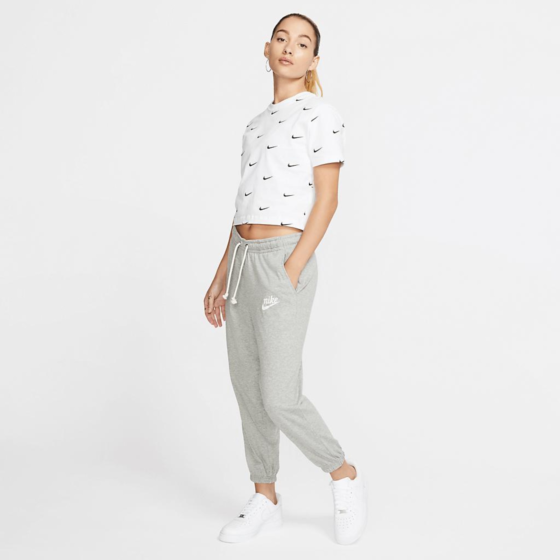Camiseta Nike Swoosh Logo Feminina - Foto 4