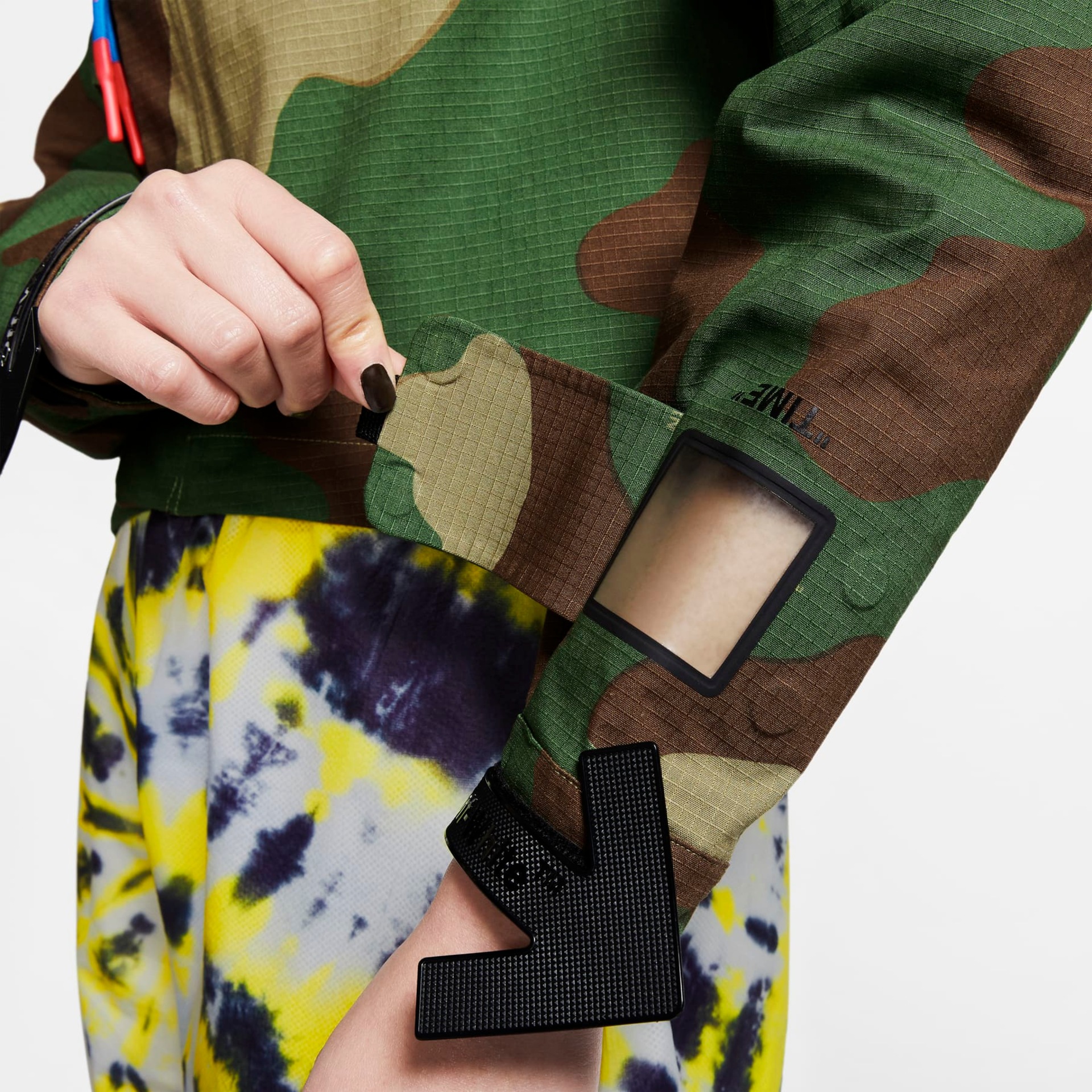 Jaqueta Nike x Off-White&trade; Camo Feminina - Foto 9