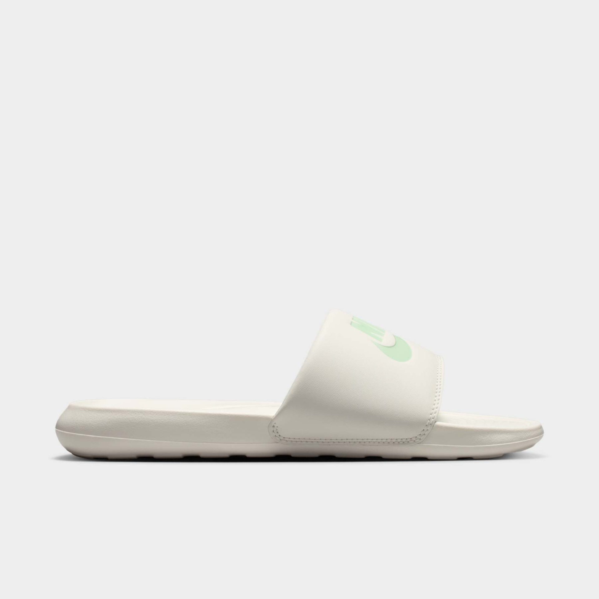 Chinelo Nike Victori One Feminino - Foto 4