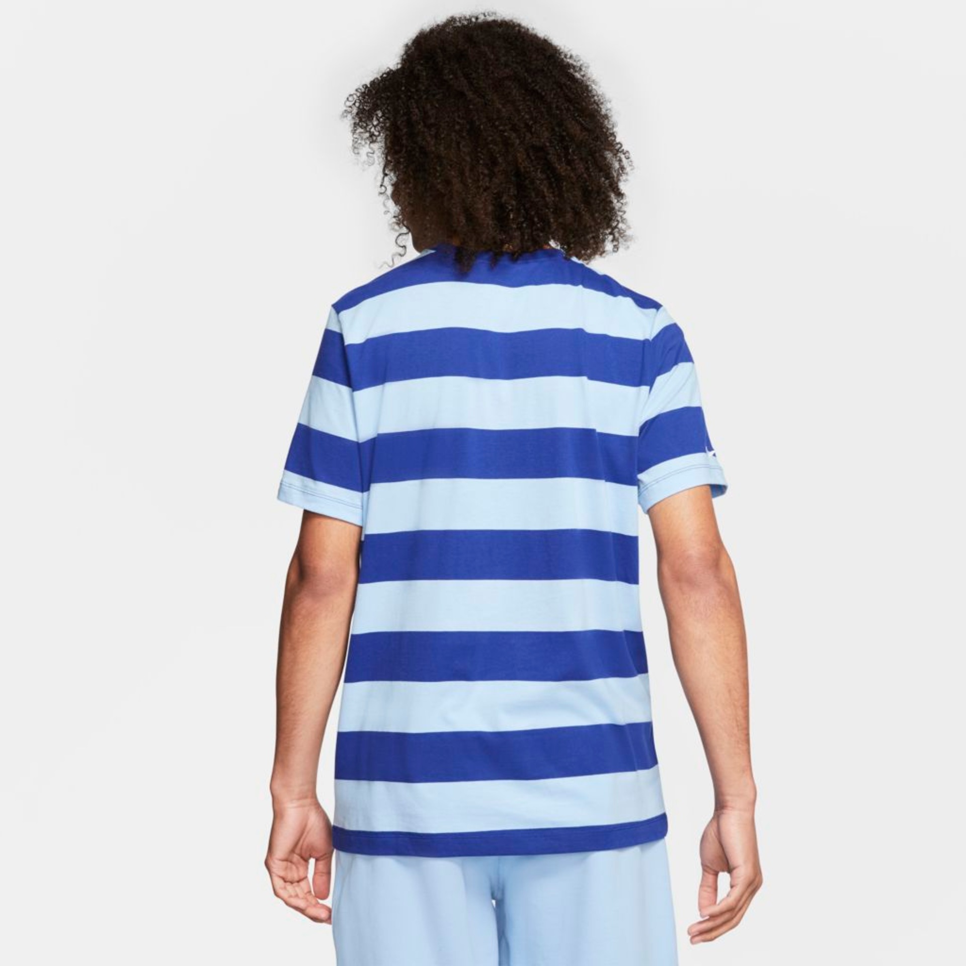 Camiseta Nike Sportswear Swoosh Unissex - Foto 3