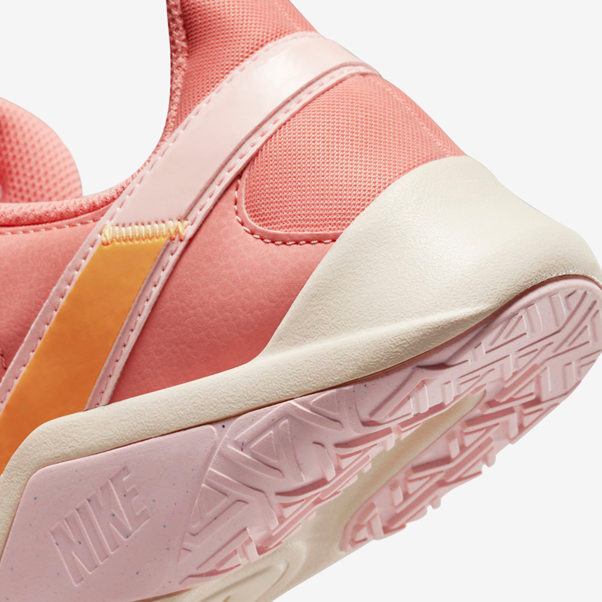 Tênis Nike Legend Essential 2 Feminino - Foto 8