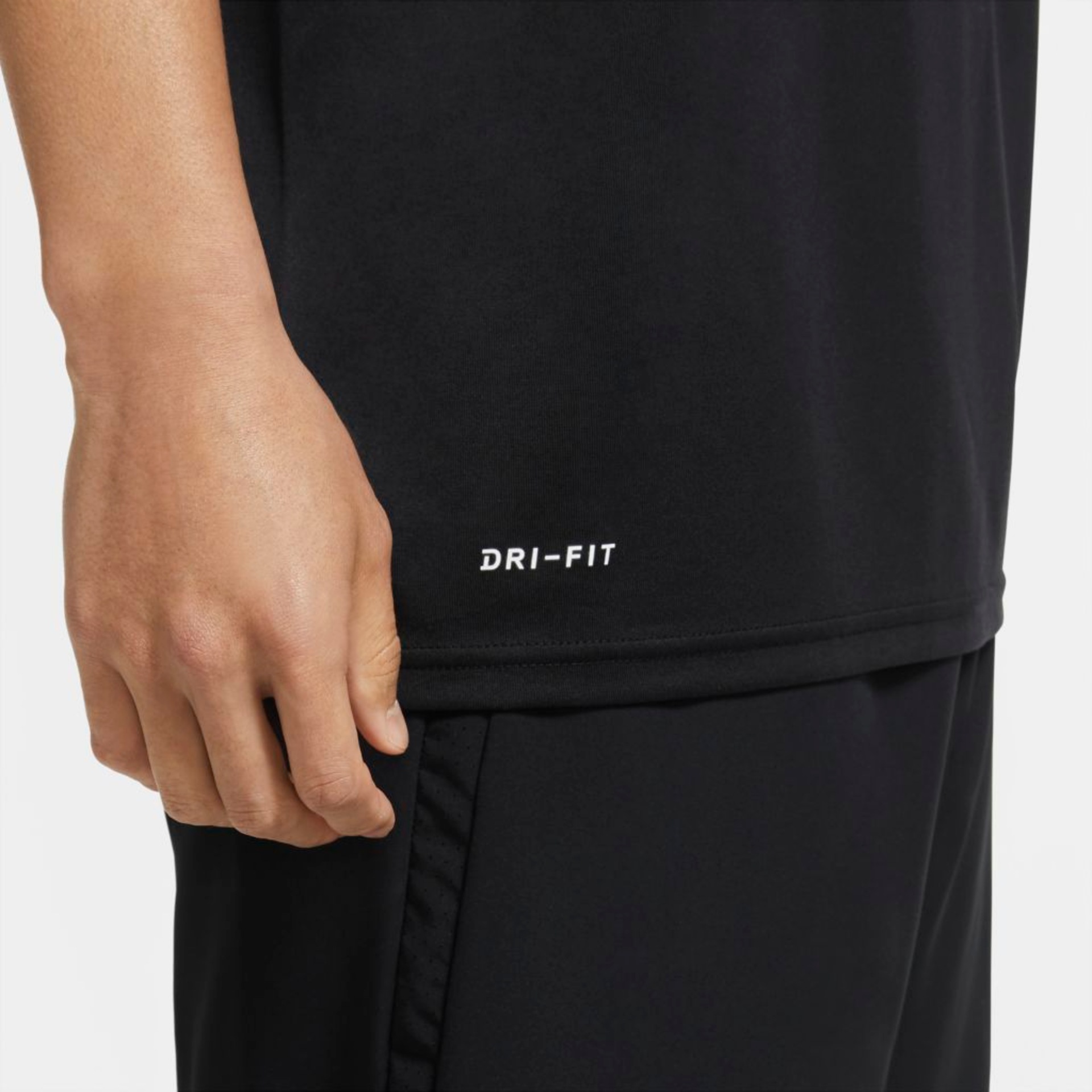 Camiseta Nike Dri-FIT Legend Masculina - Foto 4