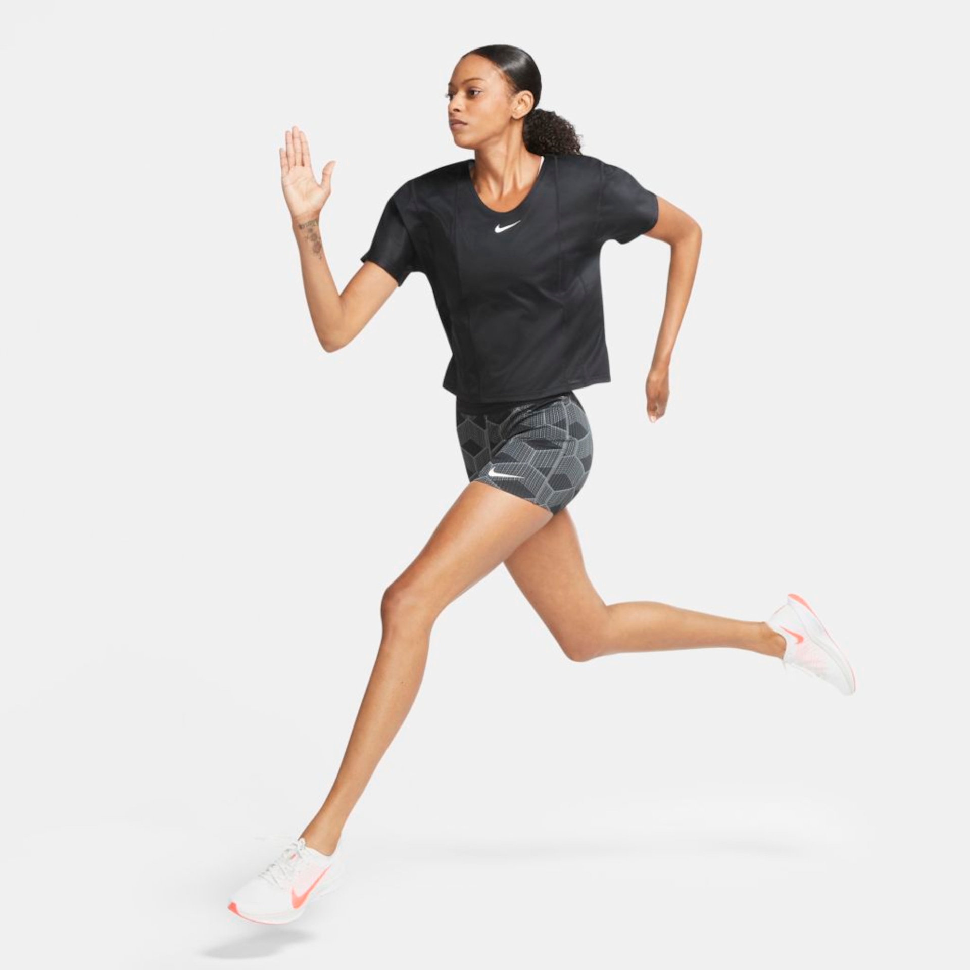 Shorts Nike Kenya Aeroswift Feminino - Foto 5