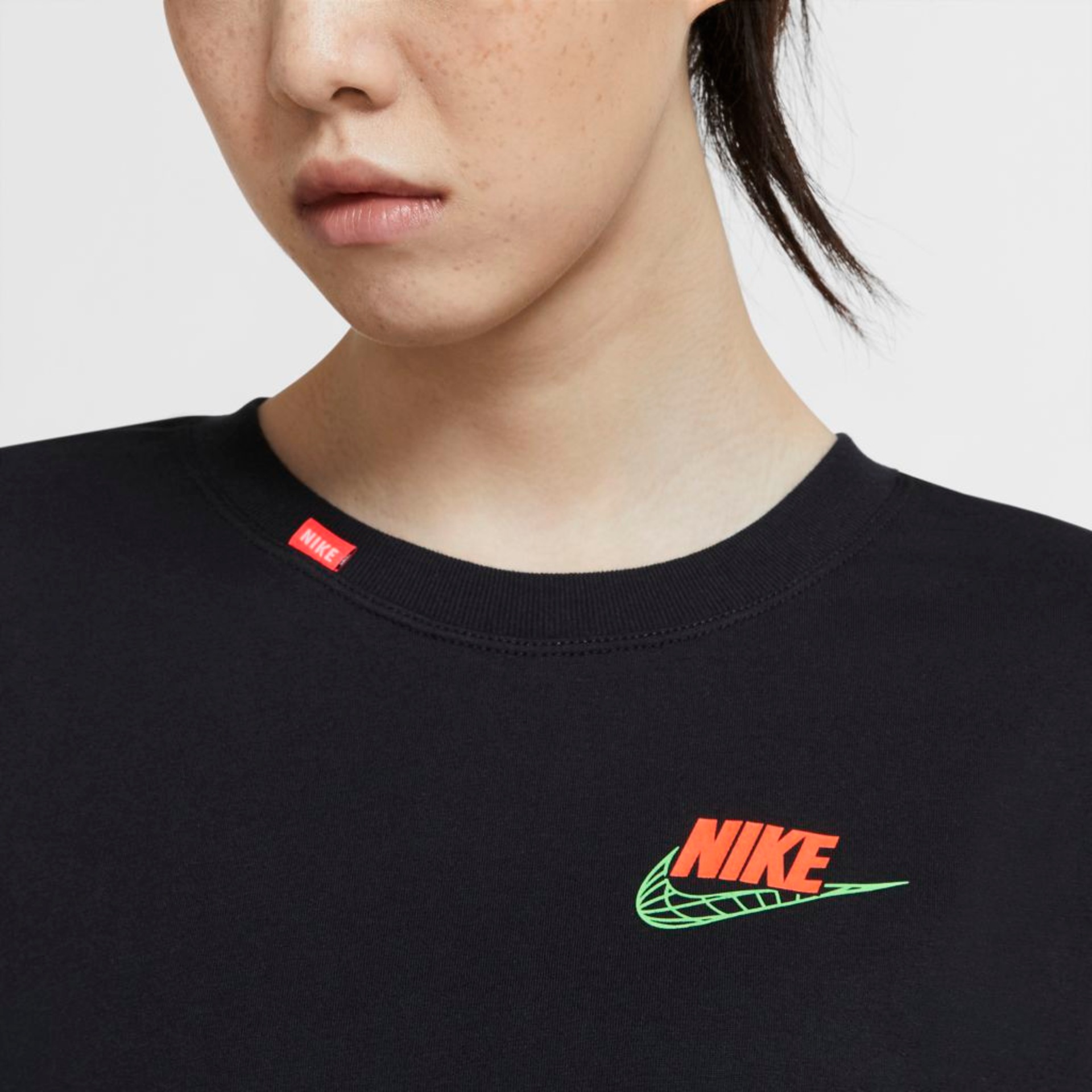 Camiseta Nike Sportswear Worldwide Feminina - Foto 3