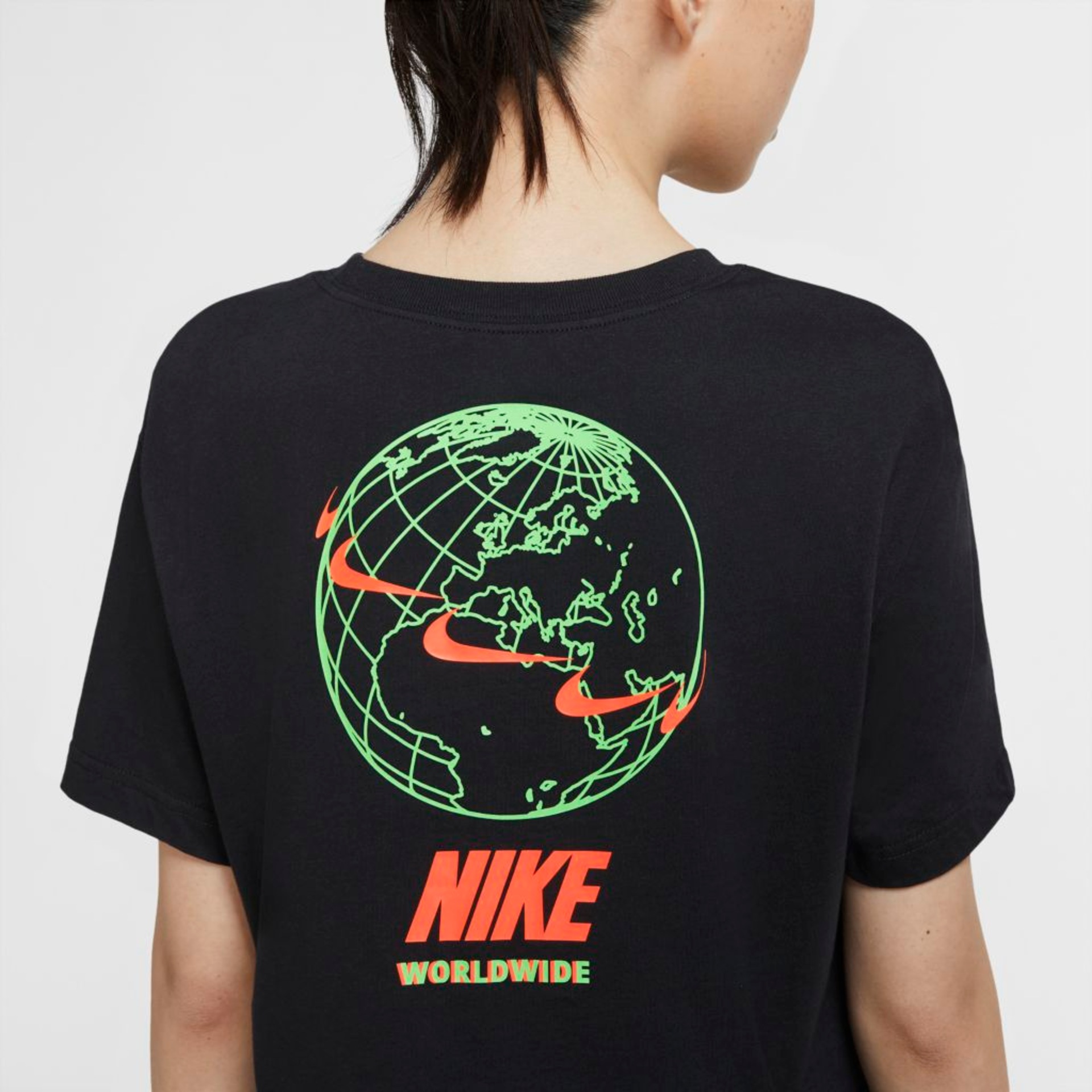 Camiseta Nike Sportswear Worldwide Feminina - Foto 4