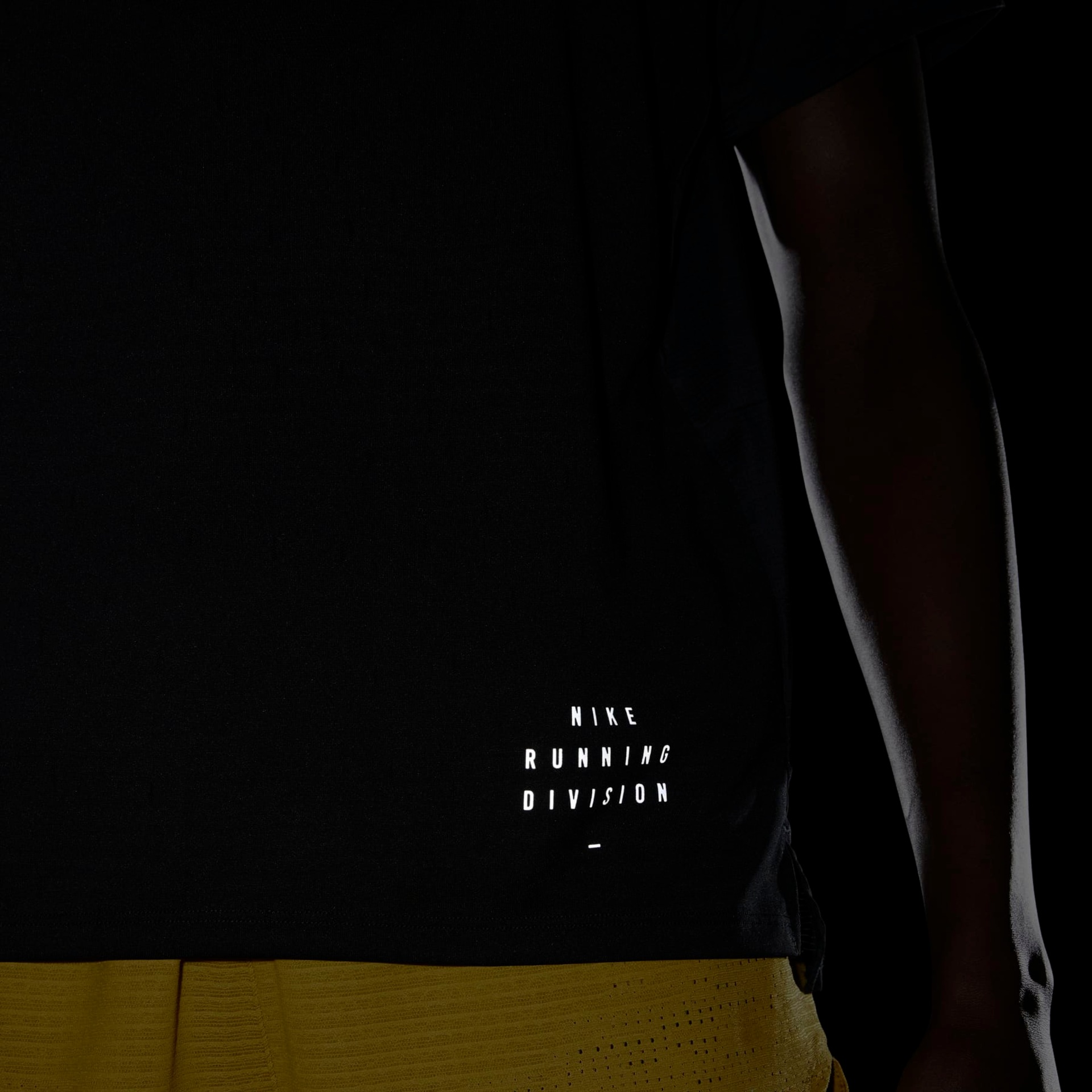 Camiseta Nike Rise 365 Run Division Masculina - Foto 10