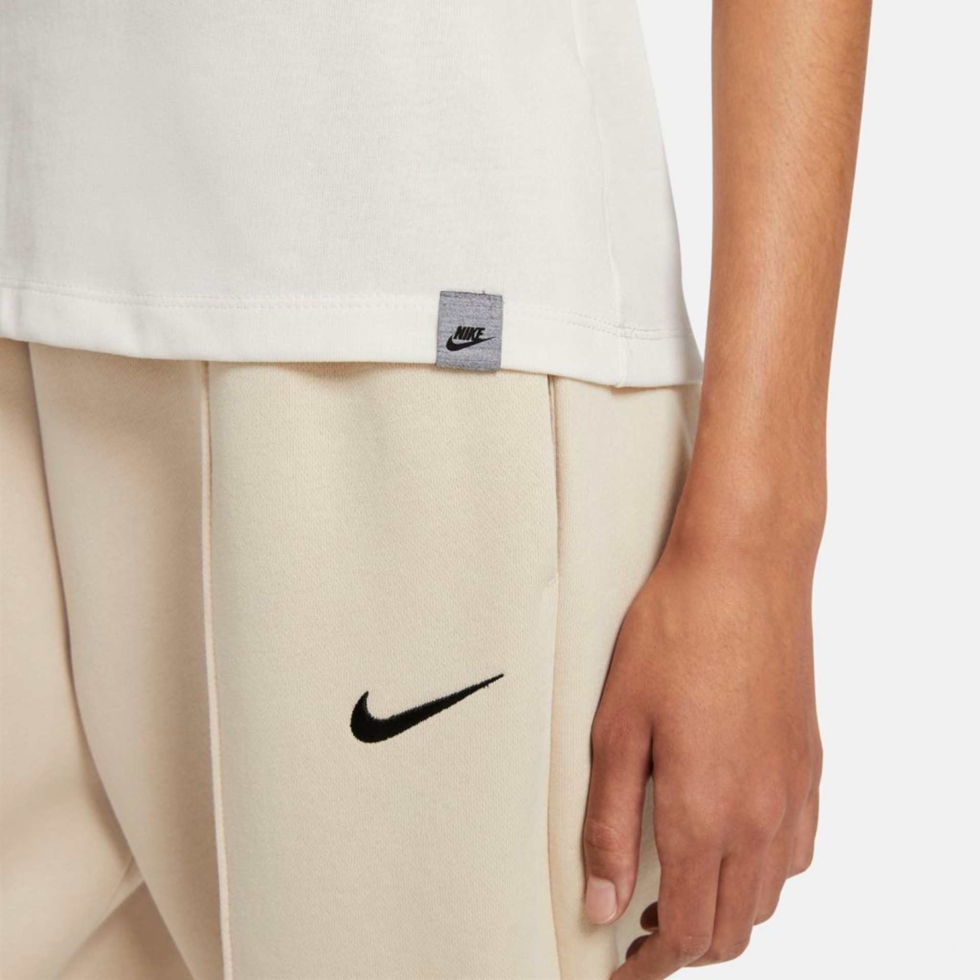 Camiseta Nike Sportswear Feminina - Foto 4