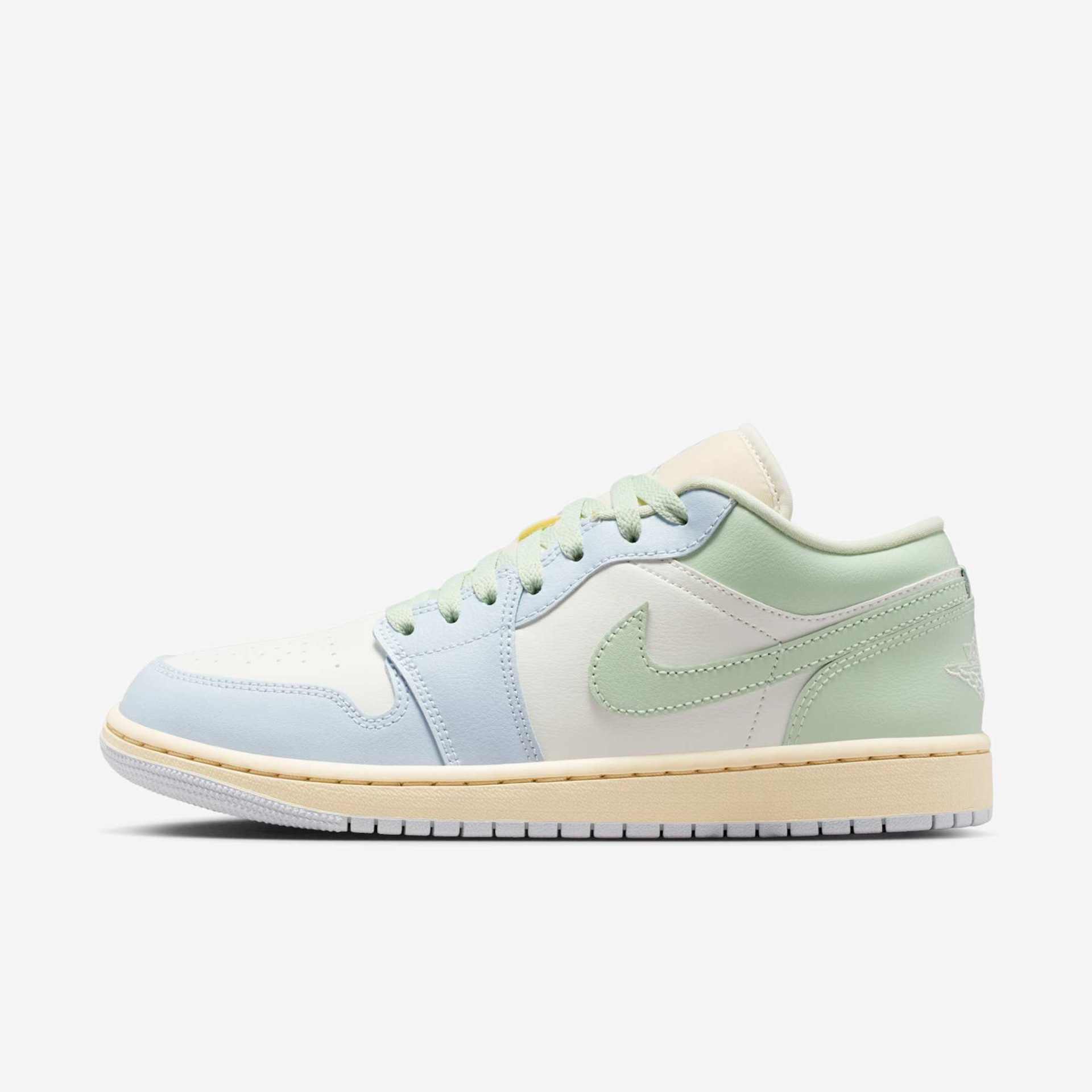 Tênis Air Jordan 1 Low Feminino - Foto 1
