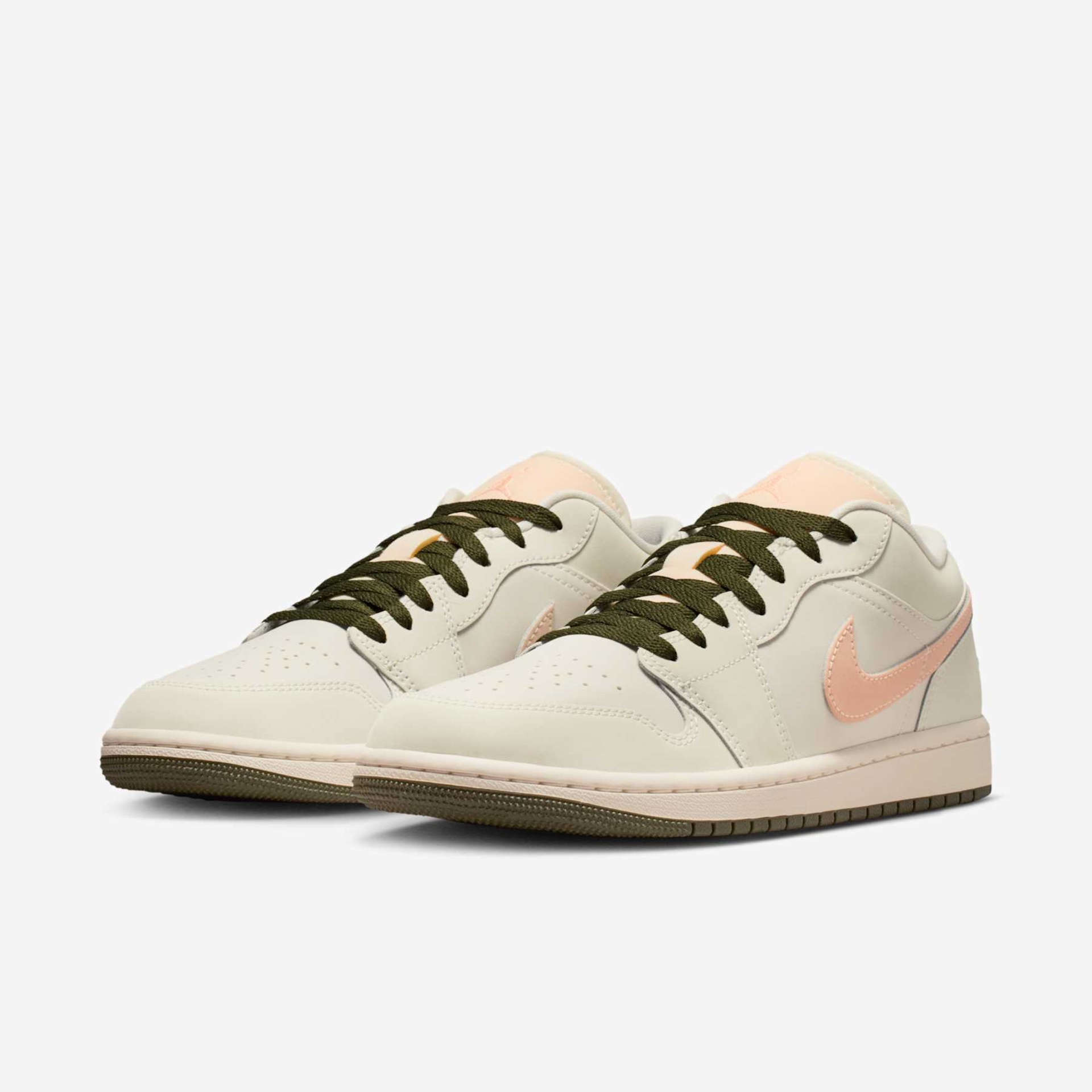 Tênis Air Jordan 1 Low Feminino - Foto 5