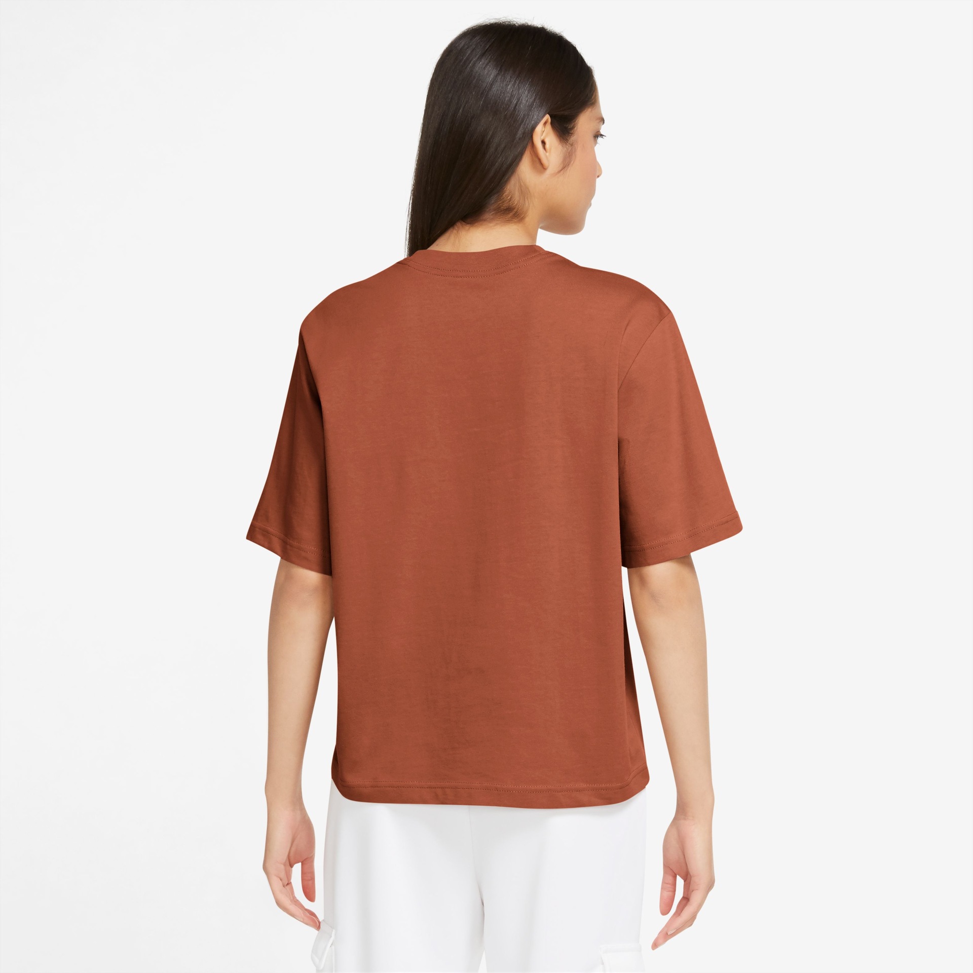 Camiseta Nike Sportswear Essentials Feminina - Foto 2