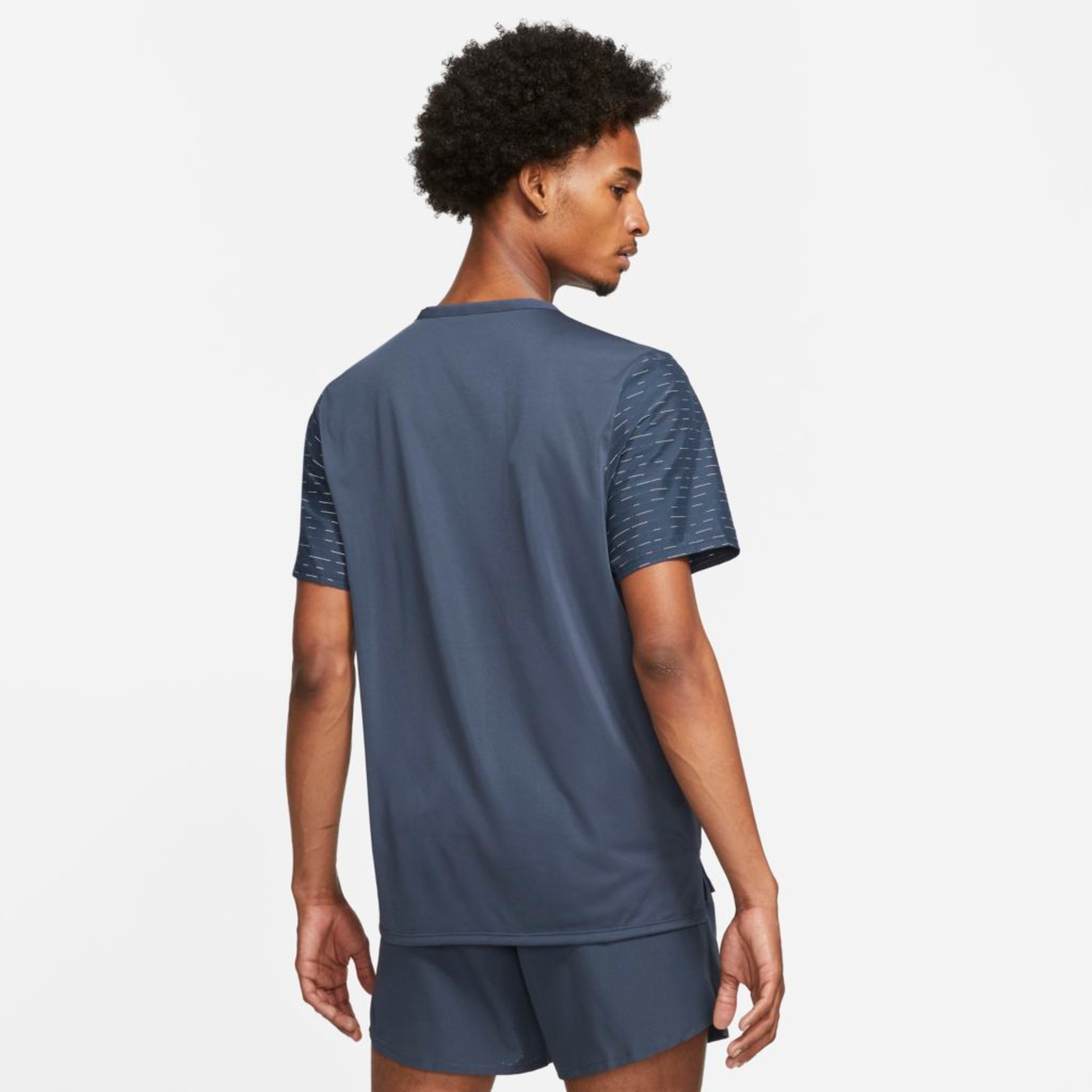 Camiseta Nike Dri-FIT Rise 365 Run Division Masculina - Foto 2