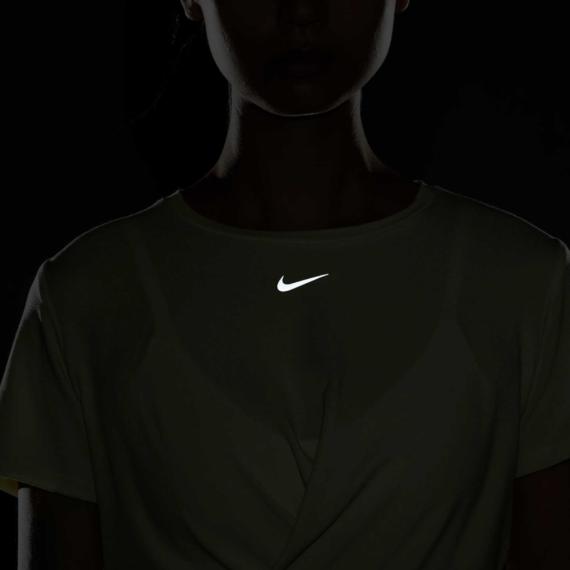 Camiseta Nike Dri-FIT One Luxe Feminina - Foto 5