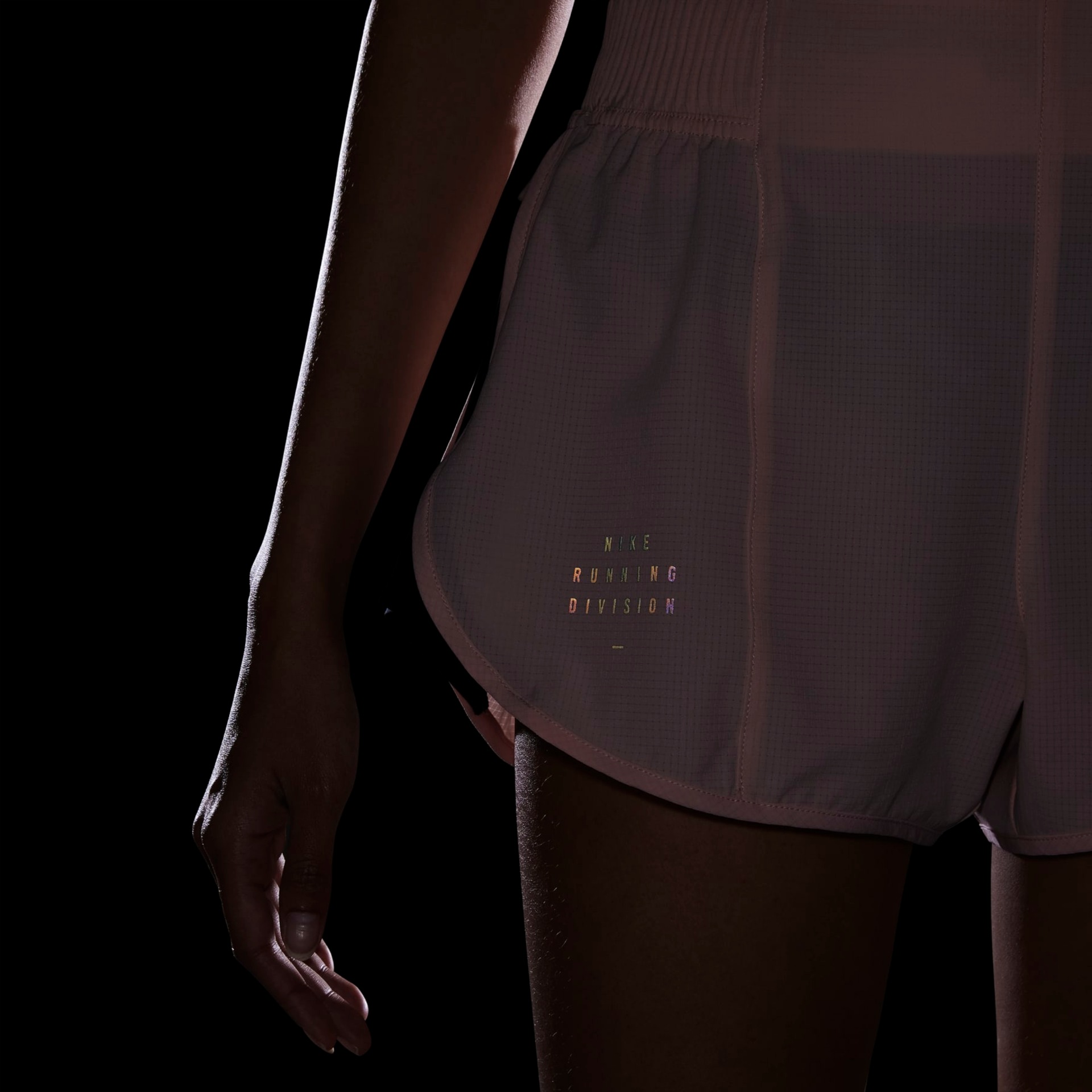 Shorts Nike Dri-FIT Run Division Tempo Luxe Feminino - Foto 11