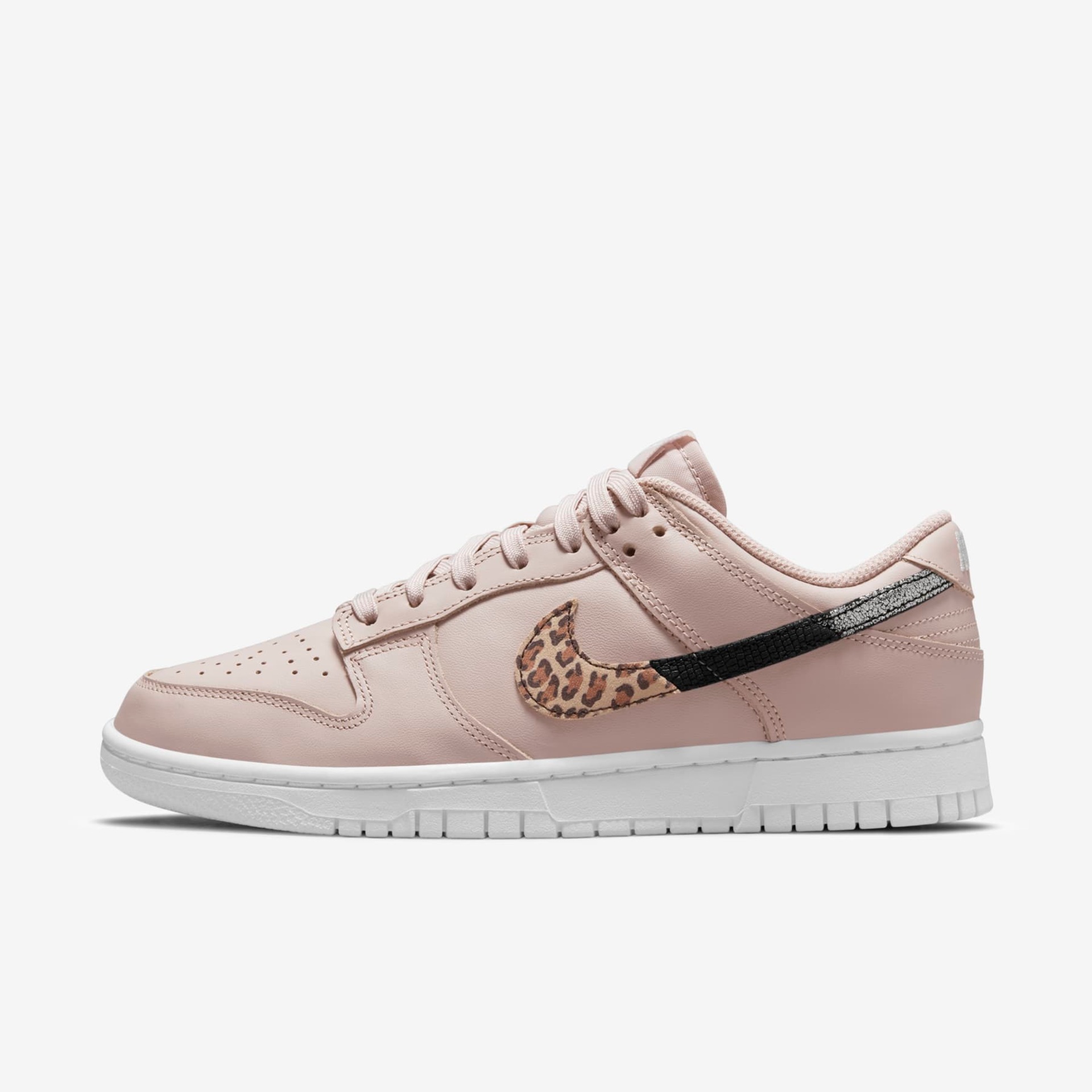 Tênis Nike Dunk Low SE Feminino - Foto 1