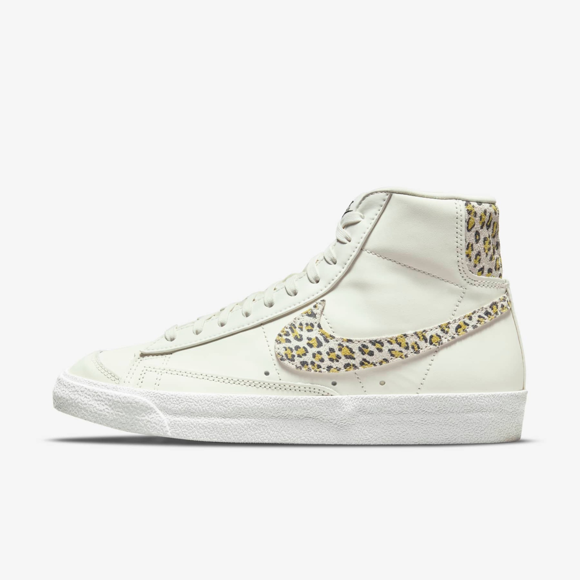 Tênis Nike Blazer Mid '77 SE Feminino - Foto 1