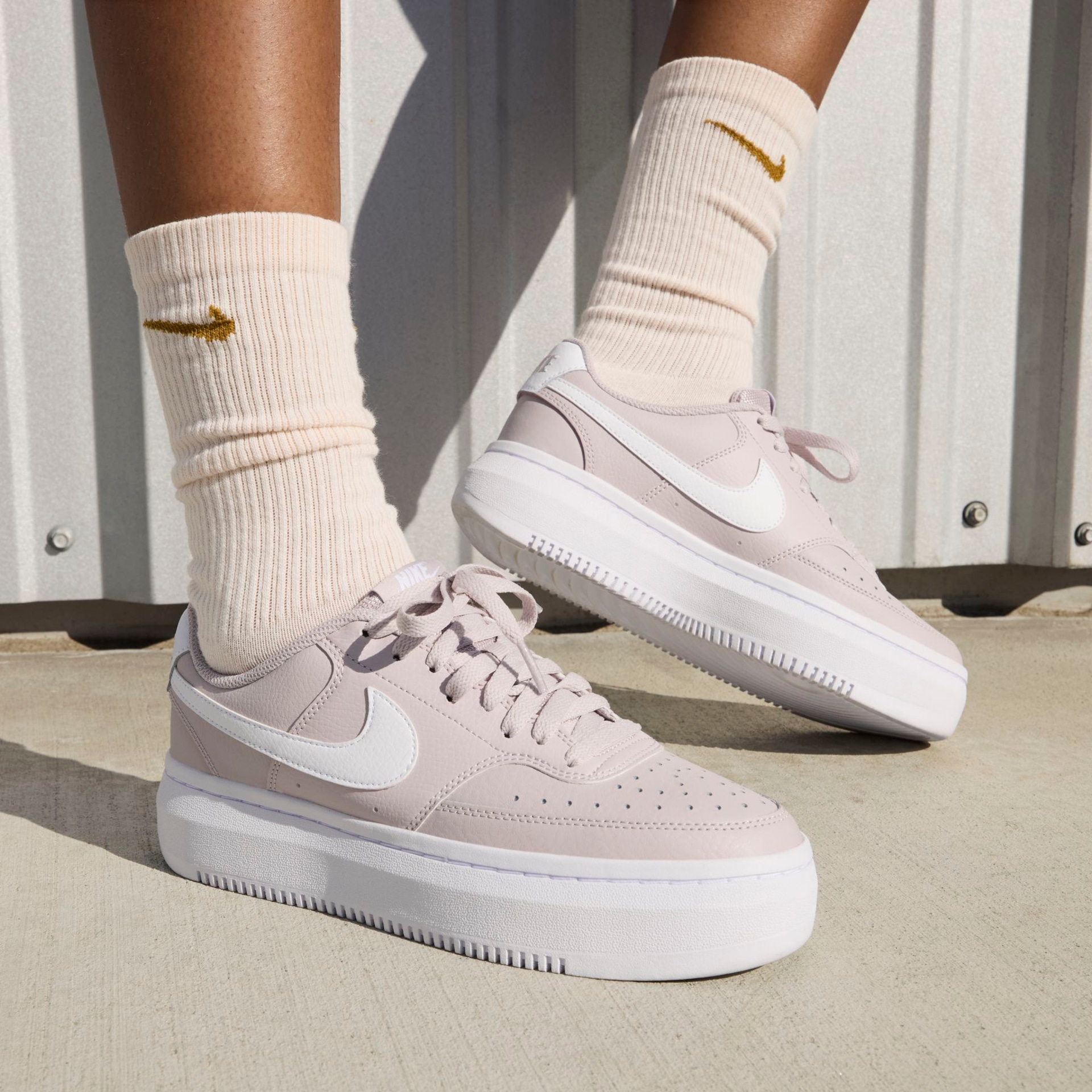 Tênis Nike Court Vision Alta Feminino - Foto 10