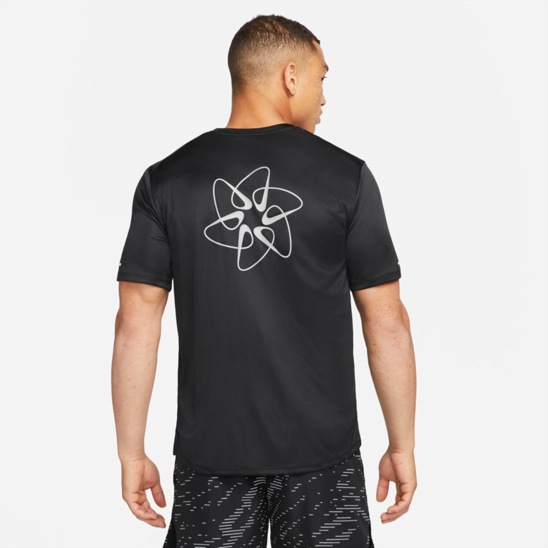 Camiseta Nike Dri-FIT UV Run Division Miler Masculina - Foto 2