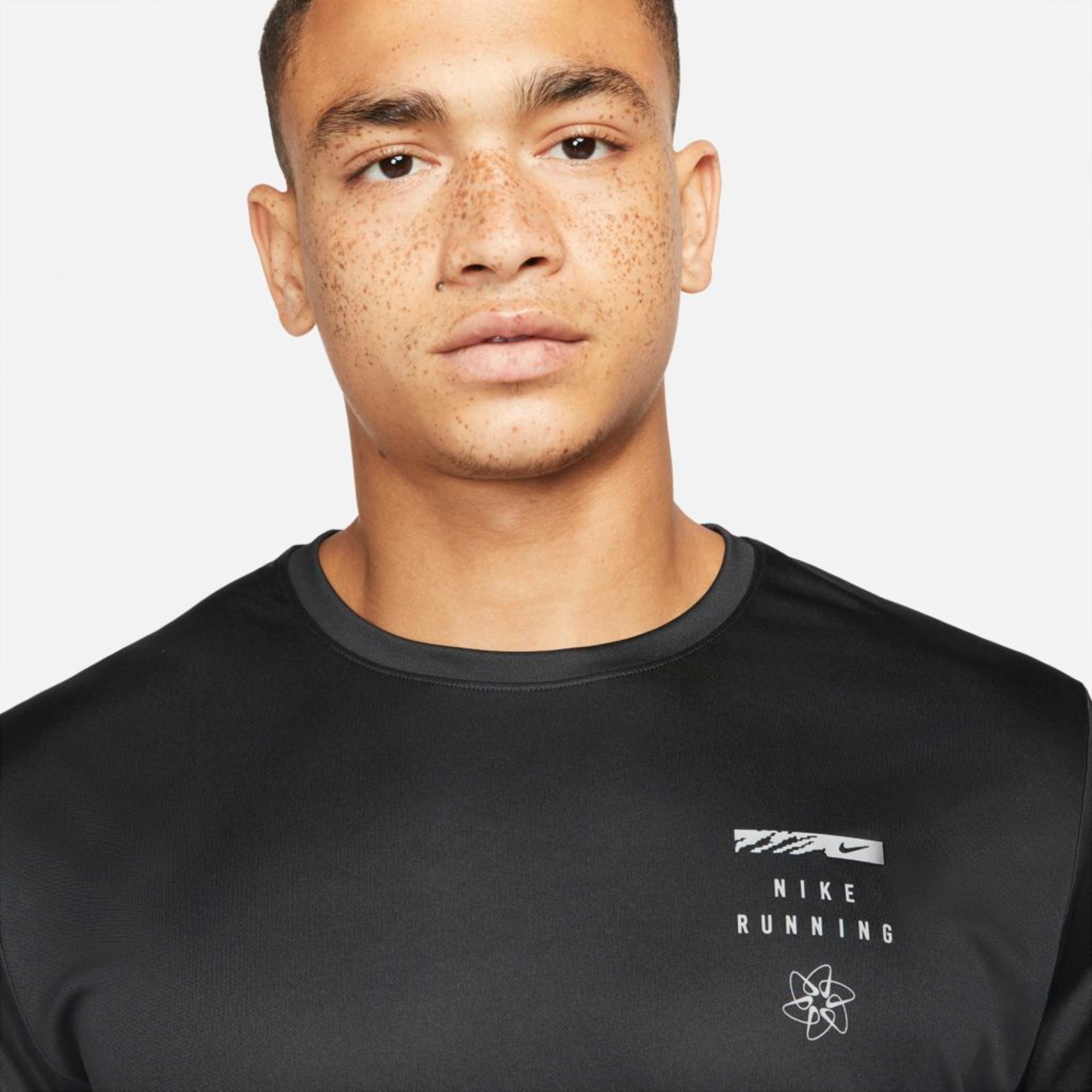 Camiseta Nike Dri-FIT UV Run Division Miler Masculina - Foto 3