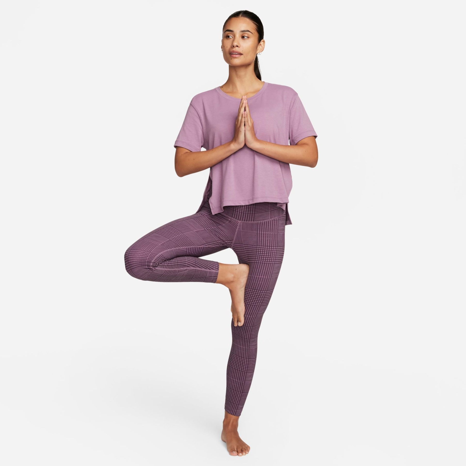 Camiseta Nike Yoga Dri-FIT Feminina - Foto 5