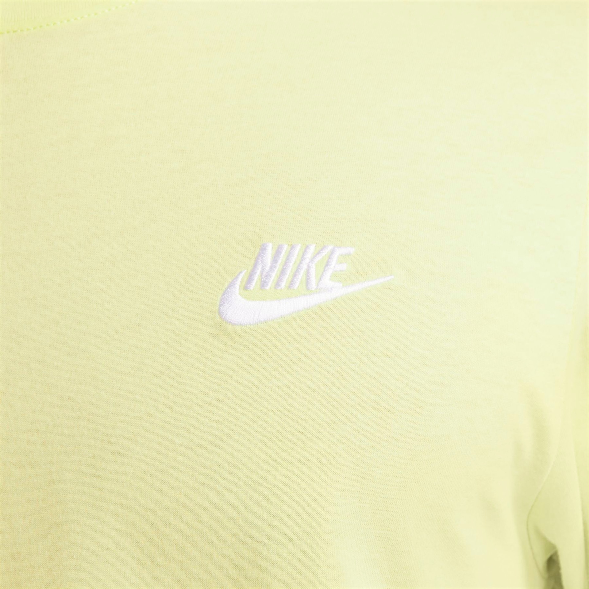 Camiseta Nike Sportswear Club Masculina - Foto 4