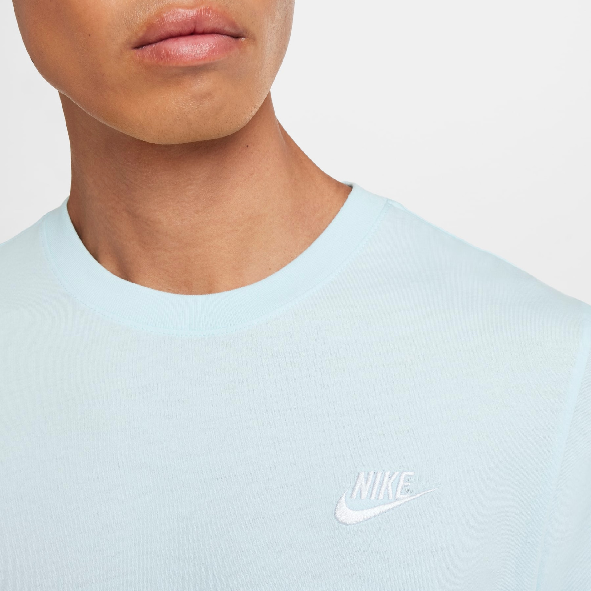 Camiseta Nike Sportswear Club Masculina - Foto 4