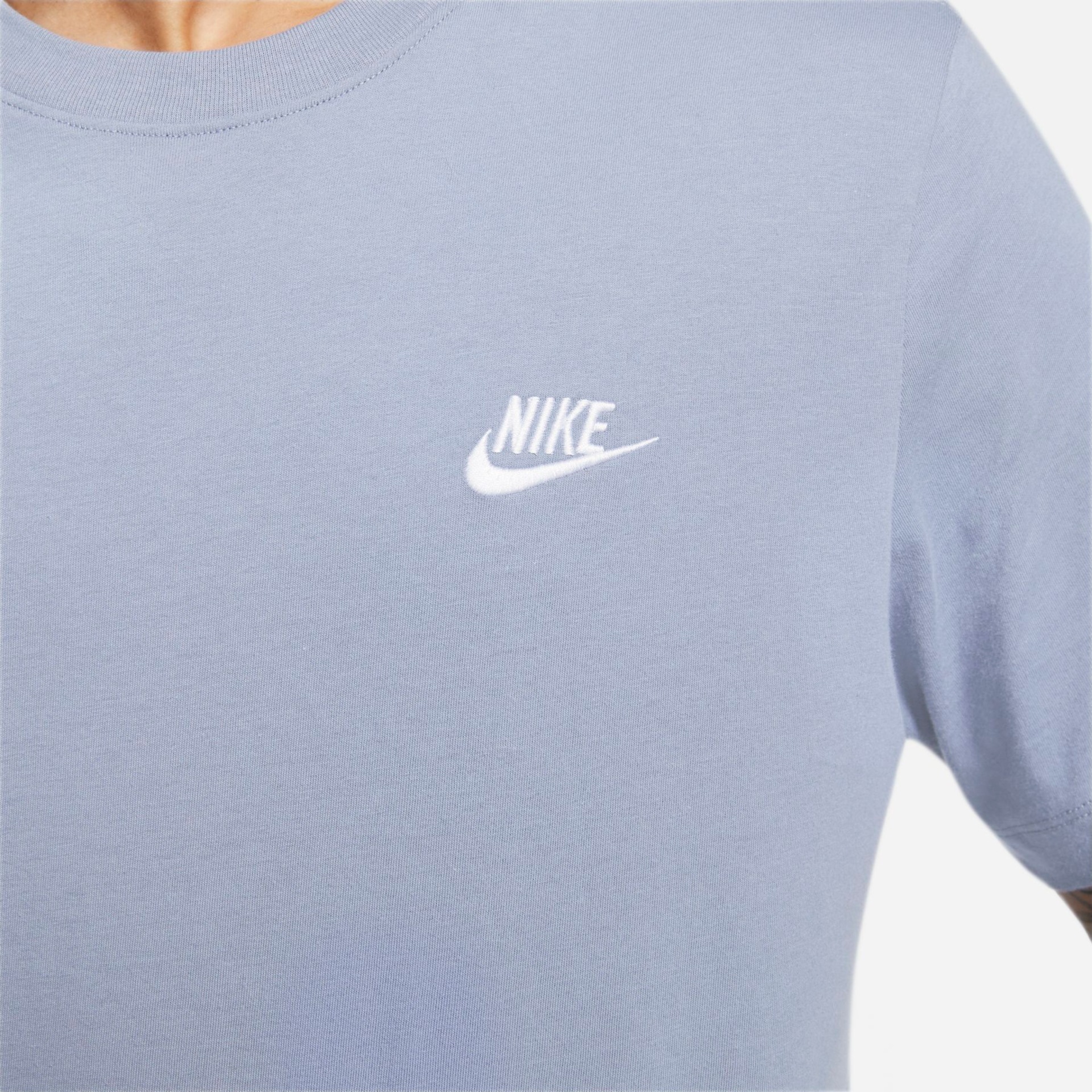 Camiseta Nike Sportswear Club Masculina - Foto 4