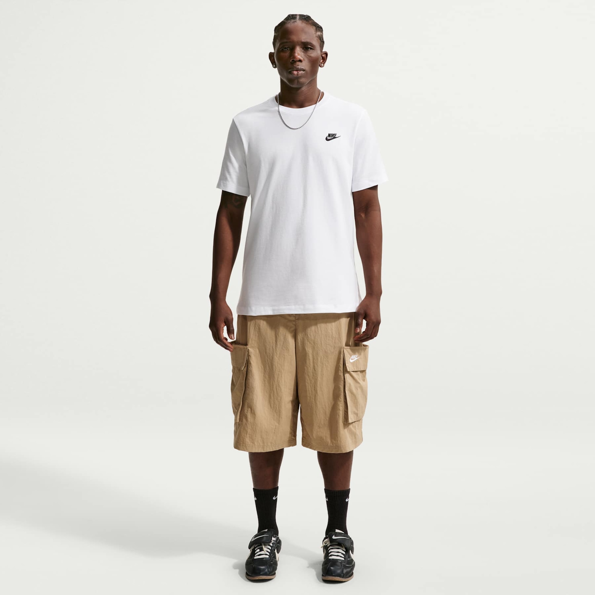 Camiseta Nike Sportswear Club Masculina - Foto 4