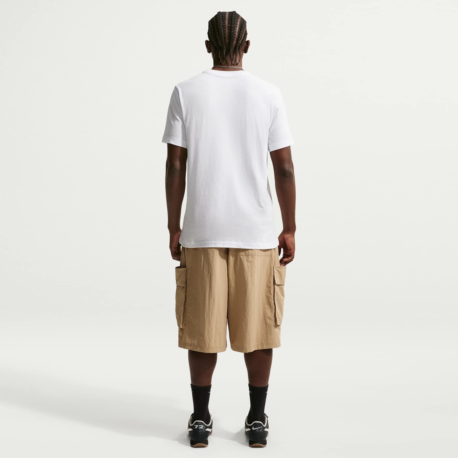 Camiseta Nike Sportswear Club Masculina - Foto 17