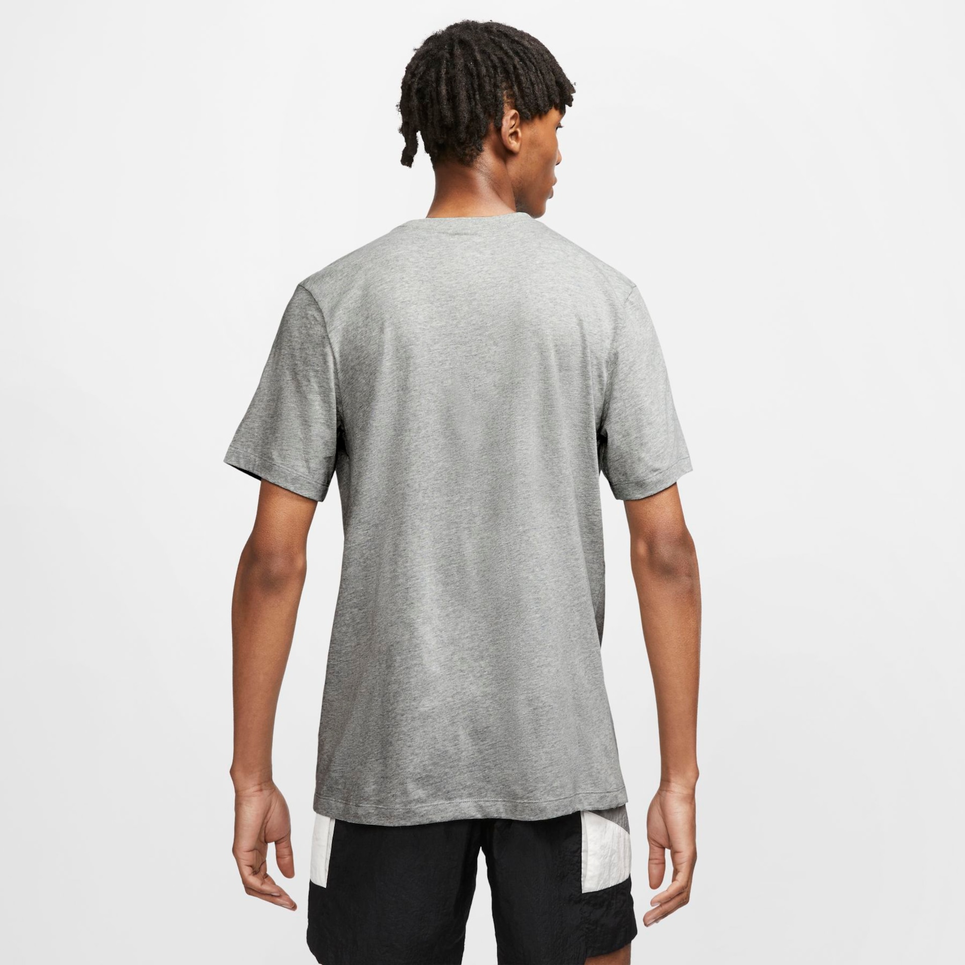 Camiseta Nike Sportswear Club Masculina - Foto 2