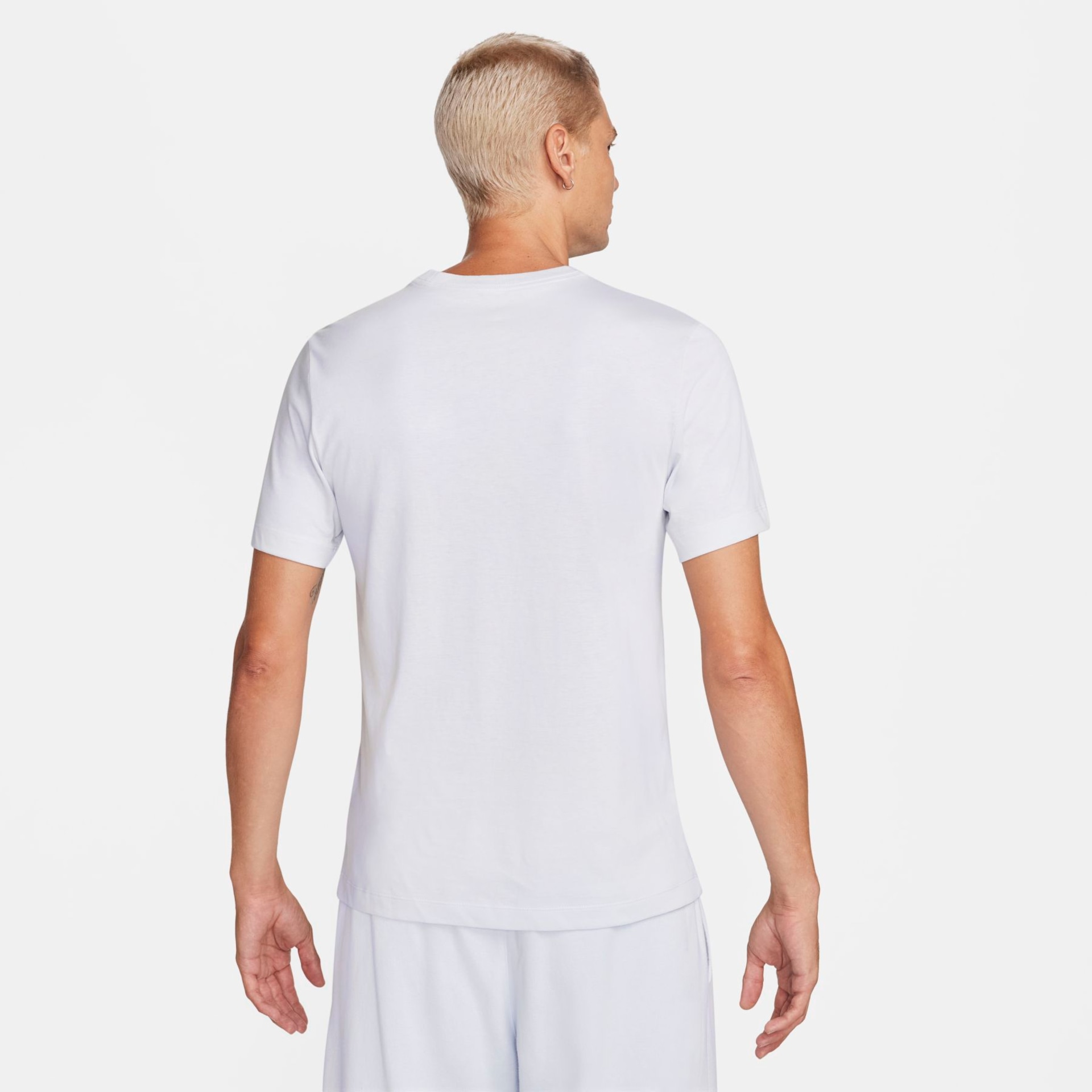Camiseta Nike Sportswear Club Masculina - Foto 2