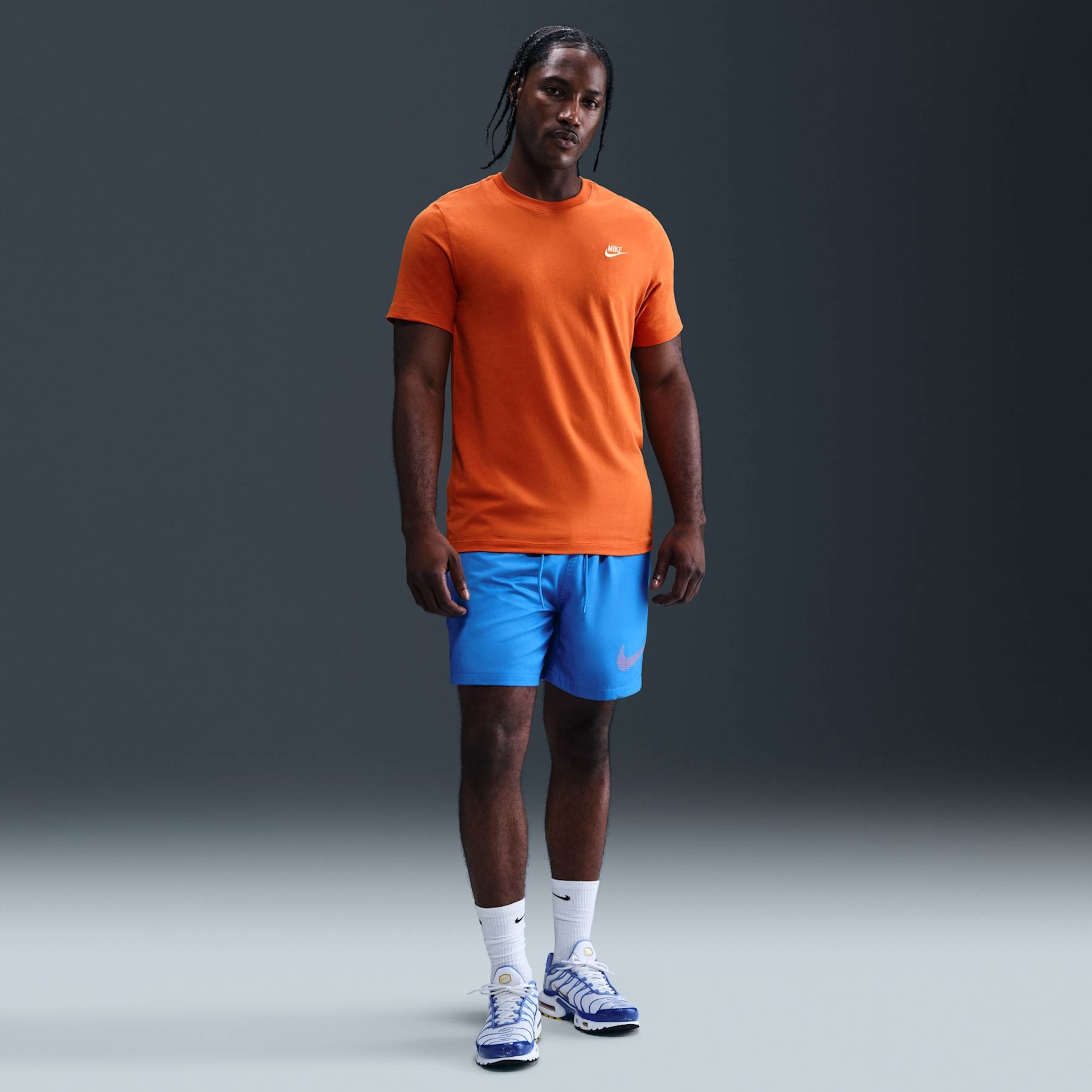 Camiseta Nike Sportswear Club Masculina - Foto 4