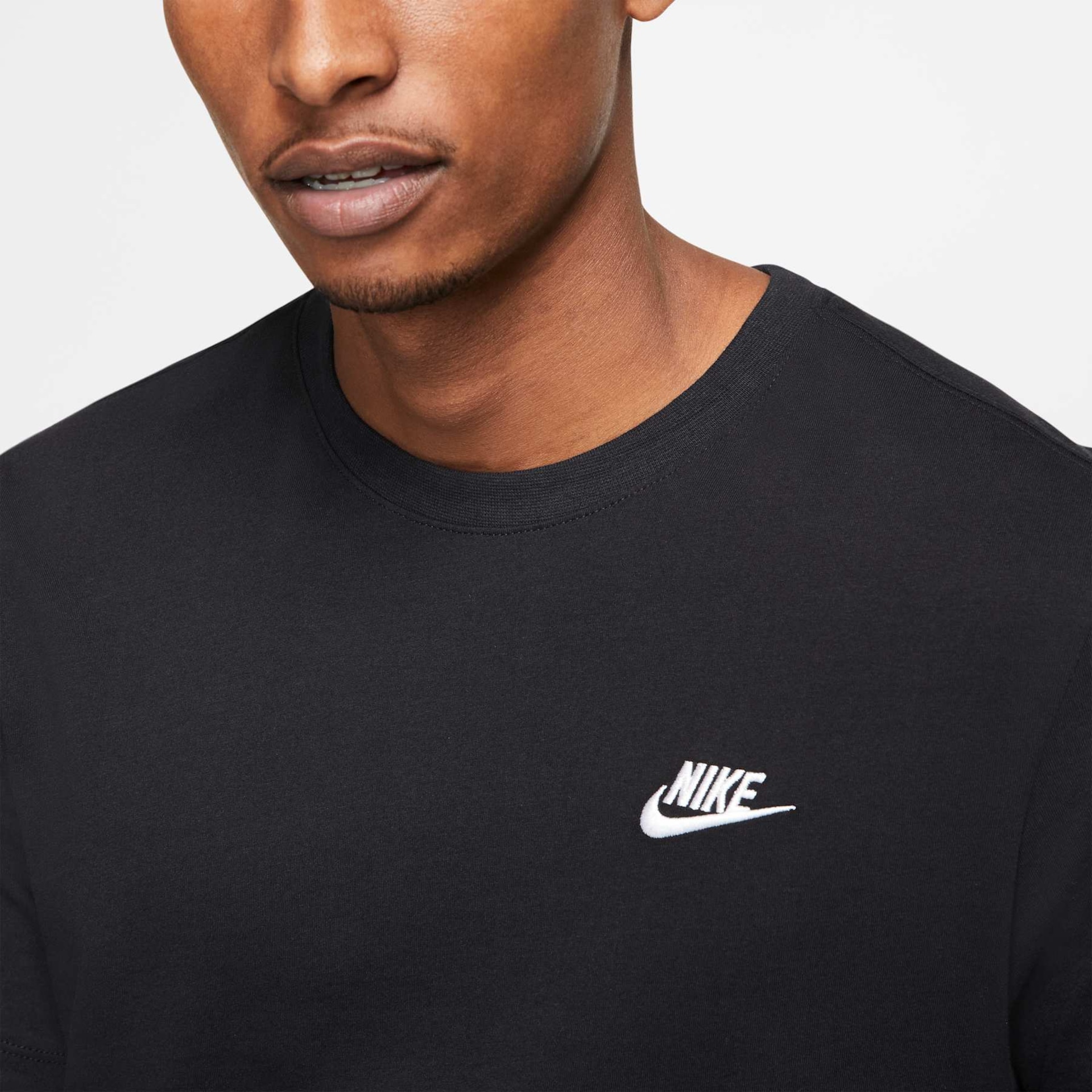 Camiseta Nike Sportswear Club Masculina - Foto 3