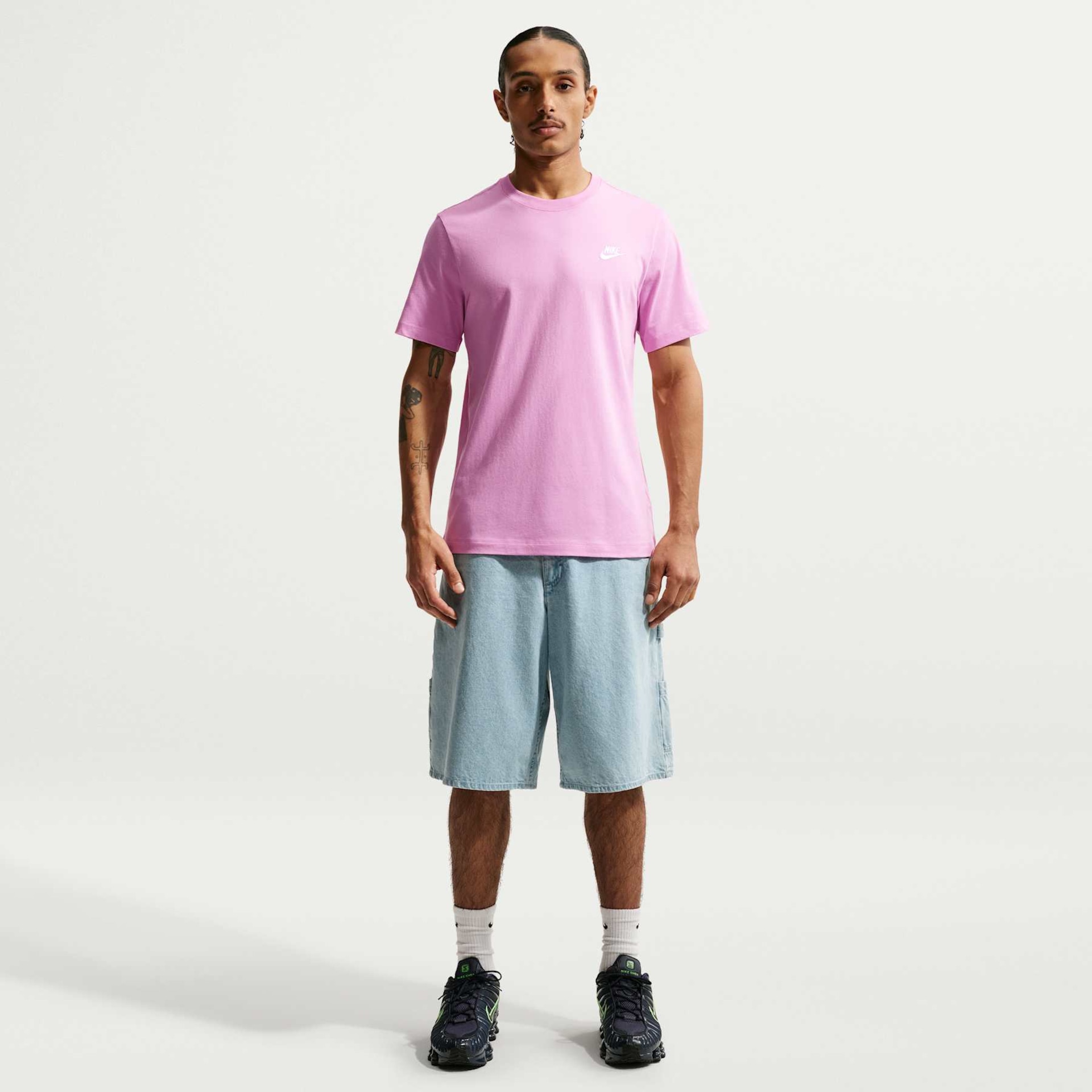 Camiseta Nike Sportswear Club Masculina - Foto 4