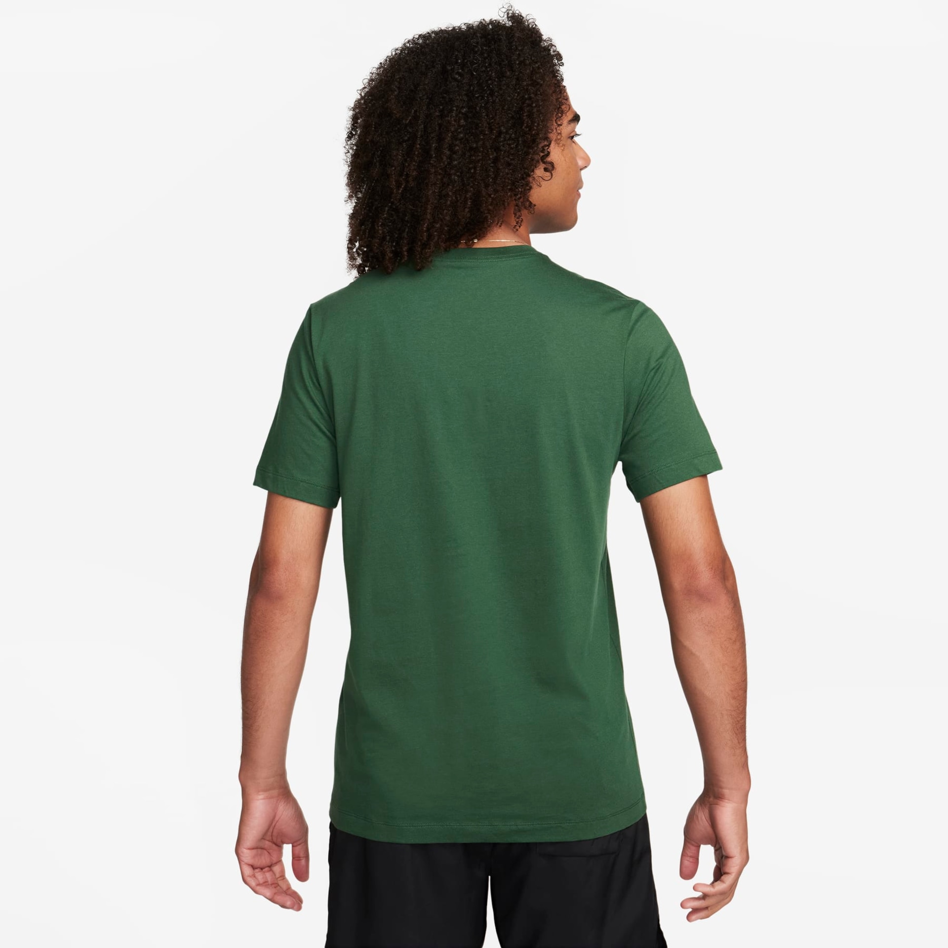 Camiseta Nike Sportswear Club Masculina - Foto 2