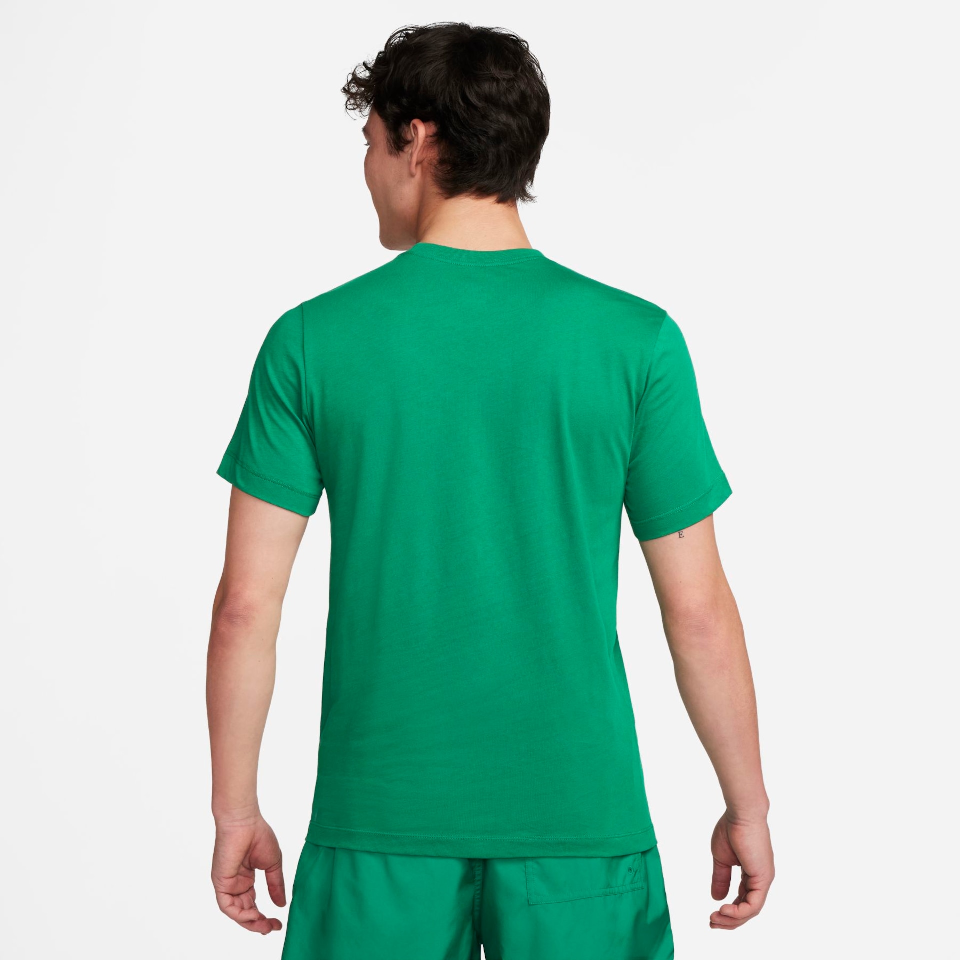Camiseta Nike Sportswear Club Masculina - Foto 2