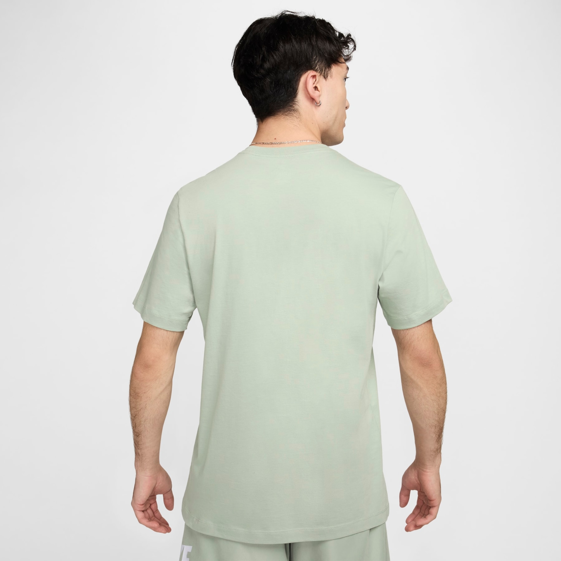 Camiseta Nike Sportswear Club Masculina - Foto 5