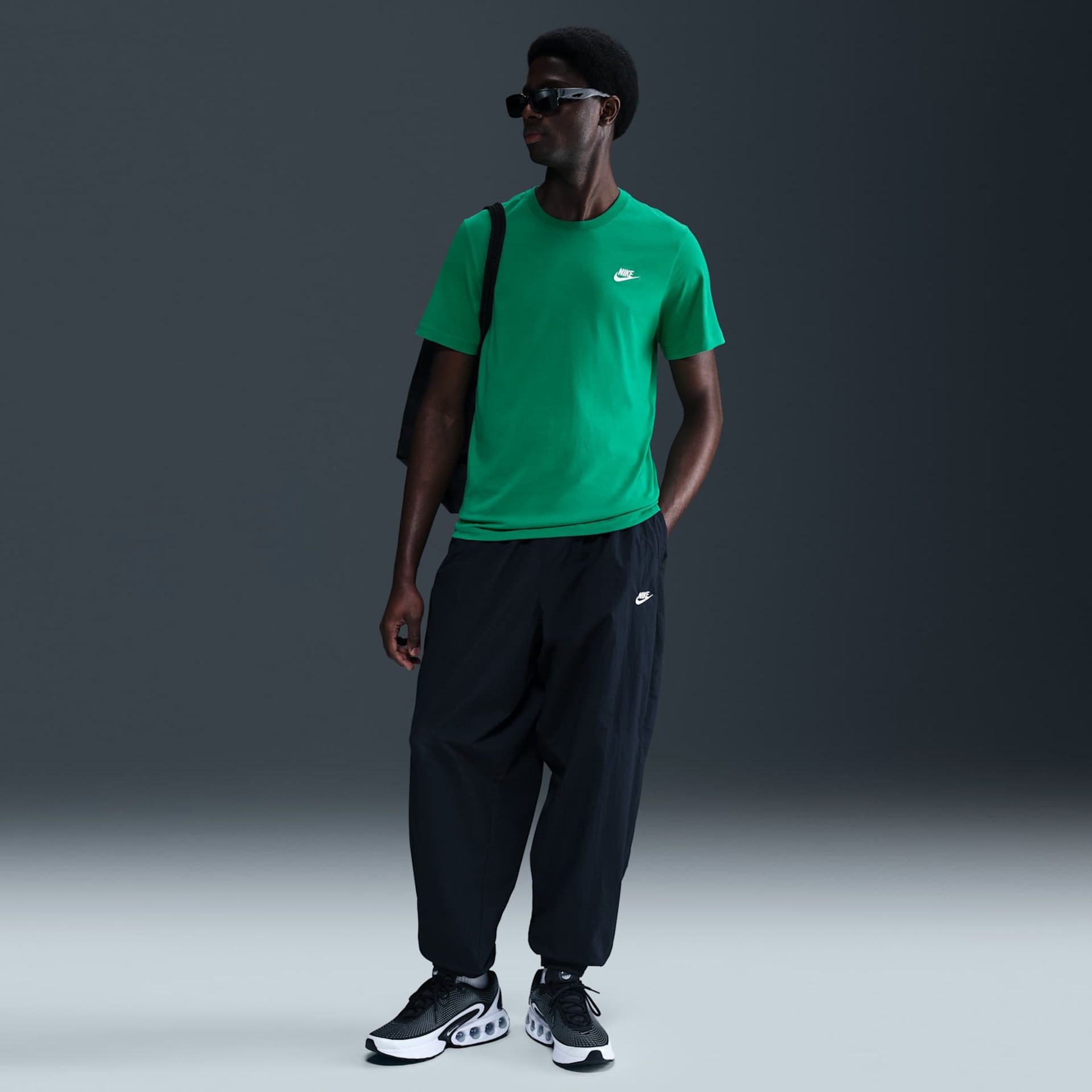 Camiseta Nike Sportswear Club Masculina - Foto 4